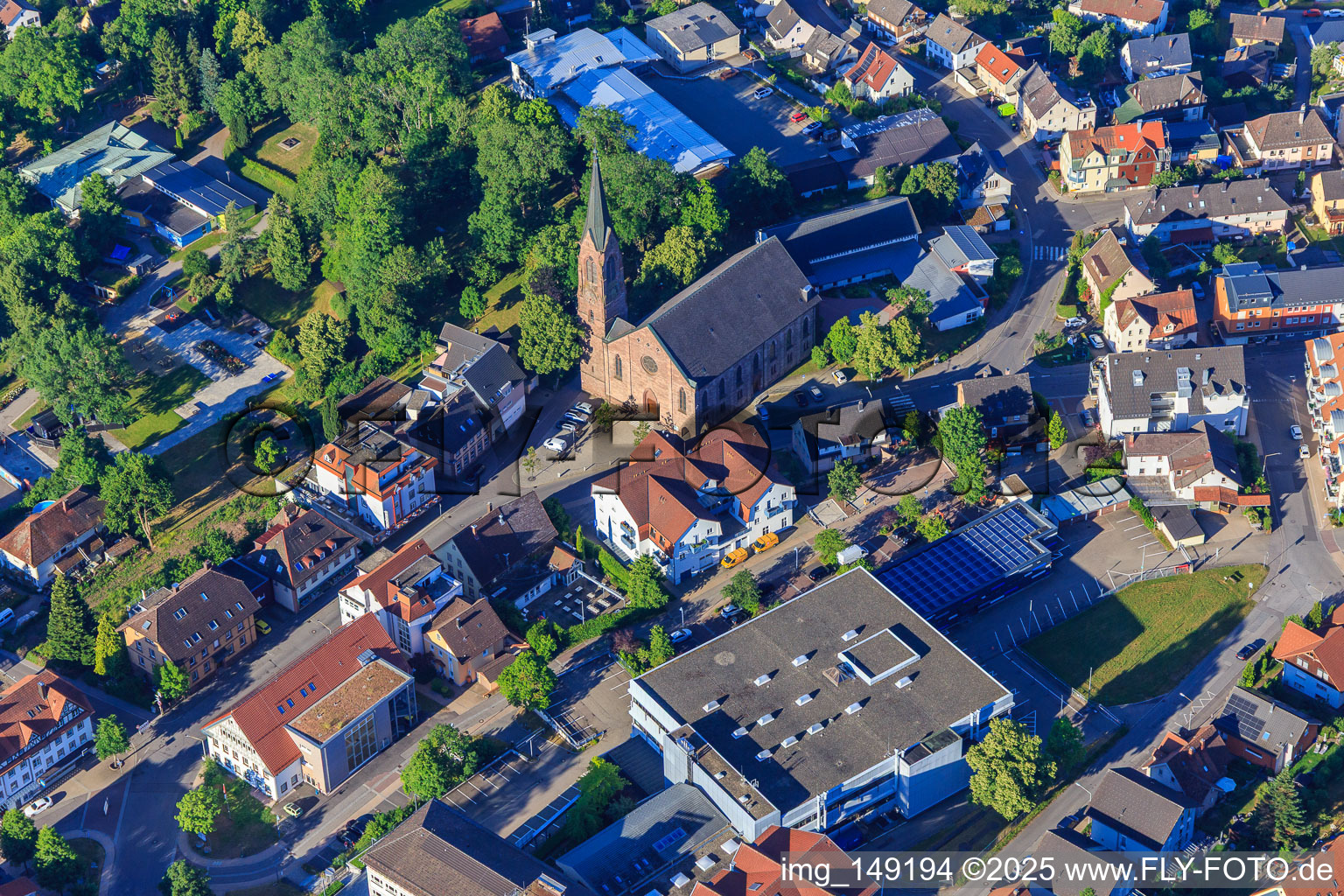 Vue aérienne de Église Saint-Laurent à le quartier Saint Georgen im Schwarzwald in St. Georgen im Schwarzwald dans le département Bade-Wurtemberg, Allemagne