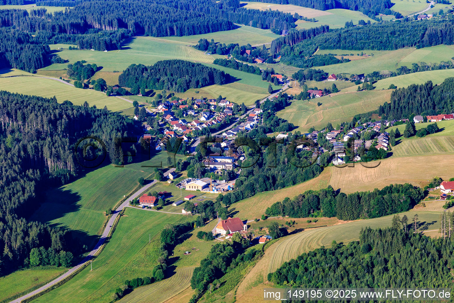 Vue aérienne de Vue du village depuis le nord-est à le quartier Brigach in St. Georgen im Schwarzwald dans le département Bade-Wurtemberg, Allemagne