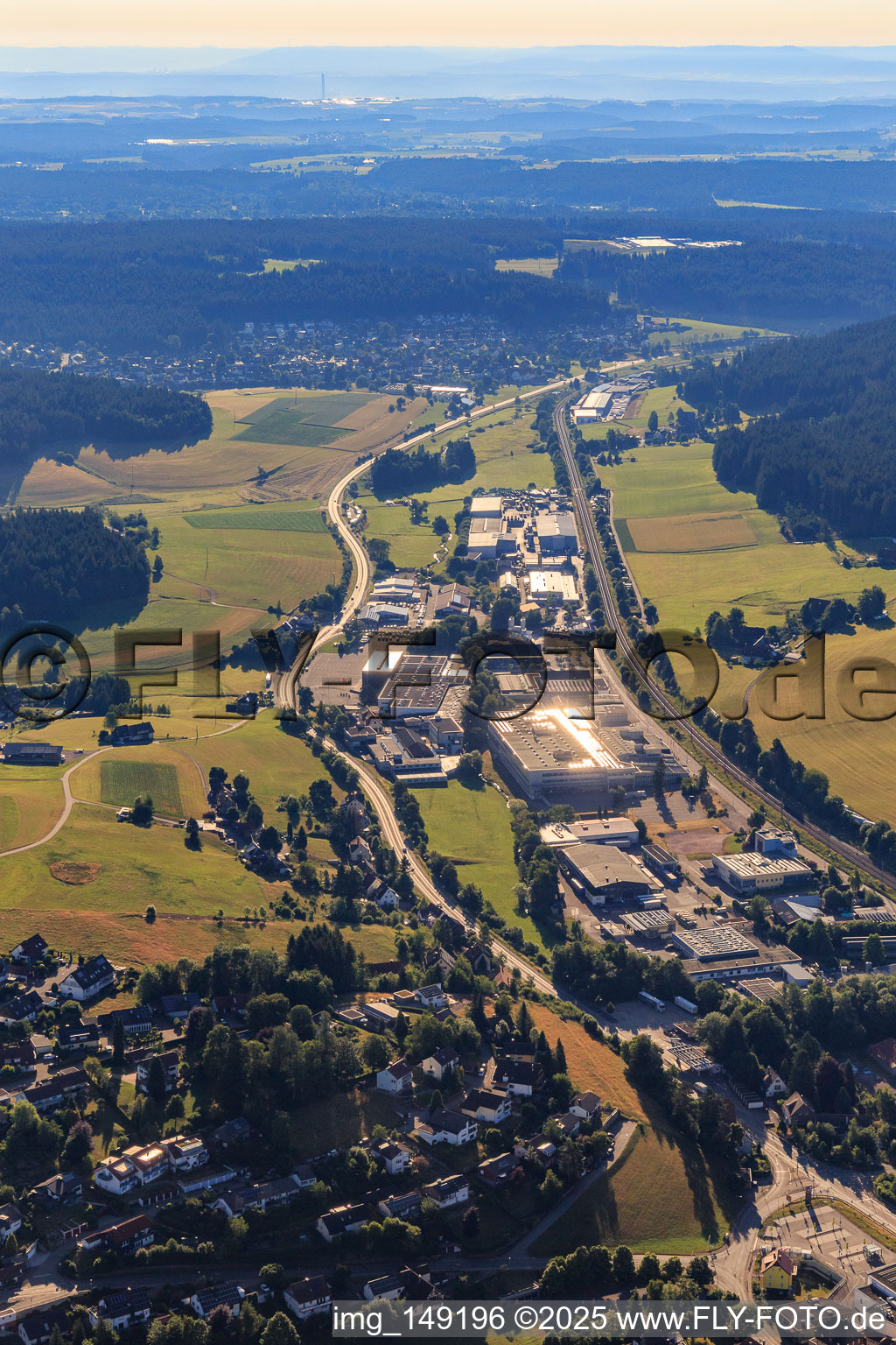 Vue aérienne de Zone industrielle Industriestraße depuis l'ouest entre la voie ferrée et la B33 à le quartier Saint Georgen im Schwarzwald in St. Georgen im Schwarzwald dans le département Bade-Wurtemberg, Allemagne