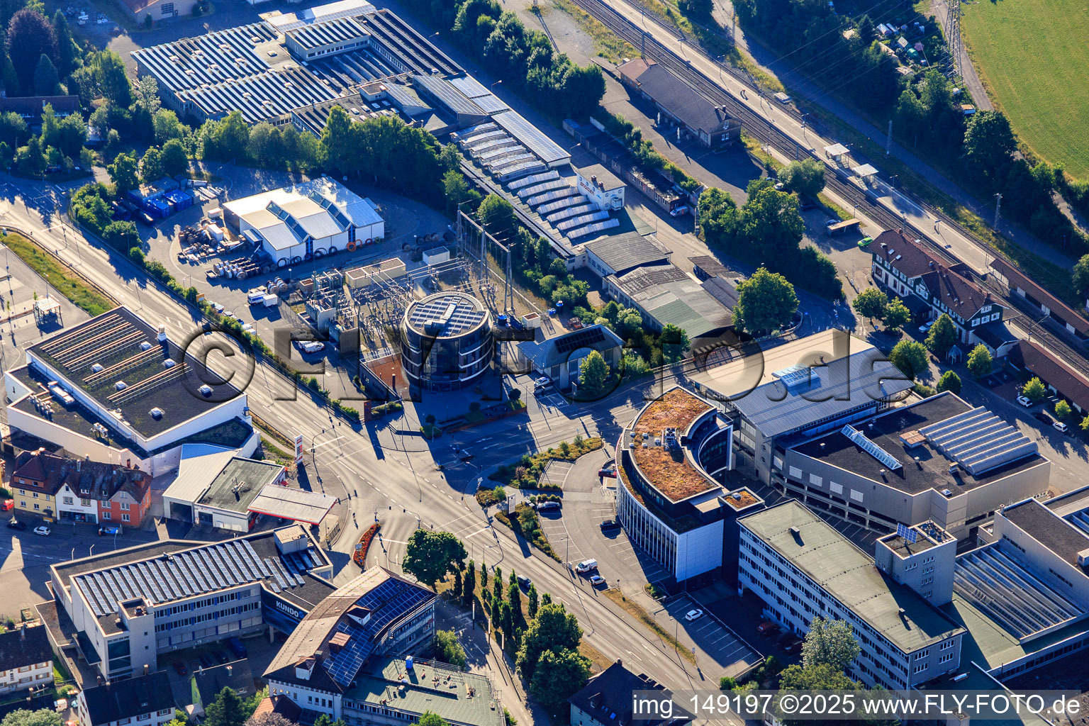 Vue aérienne de OTC ST. GEORGEN au centre commercial PE, bâtiment 8 à la gare avec M&M Software GmbH, HMT – Häseler Metall Technik GmbH et EGT Gebäudetechnik GmbH - site de St. Georgen à le quartier Saint Georgen im Schwarzwald in St. Georgen im Schwarzwald dans le département Bade-Wurtemberg, Allemagne