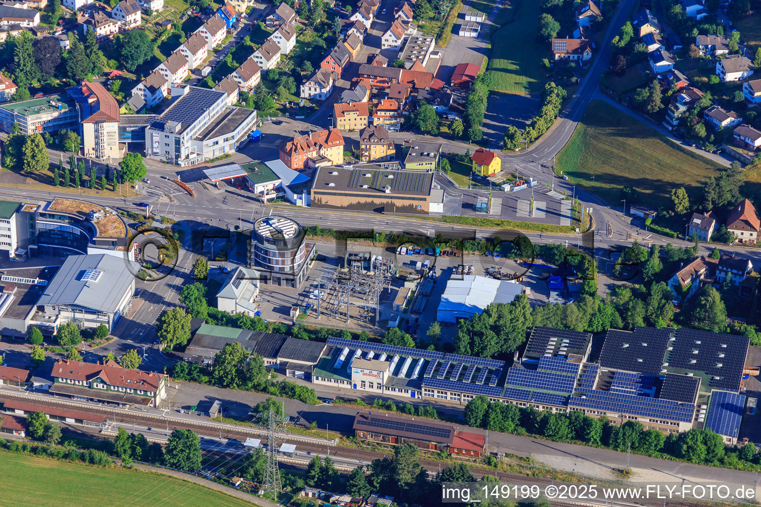 Vue aérienne de Halle aux marchandises de St. Georgen. Musée des technologies de St. Georgen et EGT Building Technology GmbH. à le quartier Saint Georgen im Schwarzwald in St. Georgen im Schwarzwald dans le département Bade-Wurtemberg, Allemagne