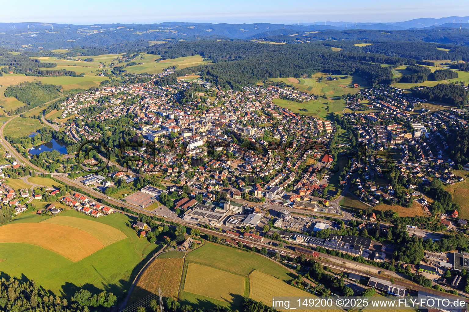 Vue aérienne de Vue d'ensemble de la ville depuis le sud-est à le quartier Saint Georgen im Schwarzwald in St. Georgen im Schwarzwald dans le département Bade-Wurtemberg, Allemagne