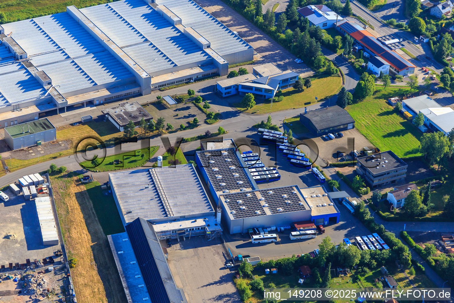 Vue aérienne de Häseler Metalltechnik GmbH, Black Falcon Fashion GmbH & Co.KG et TEPRO Präzisionstechnik GmbH à Mönchweiler dans le département Bade-Wurtemberg, Allemagne