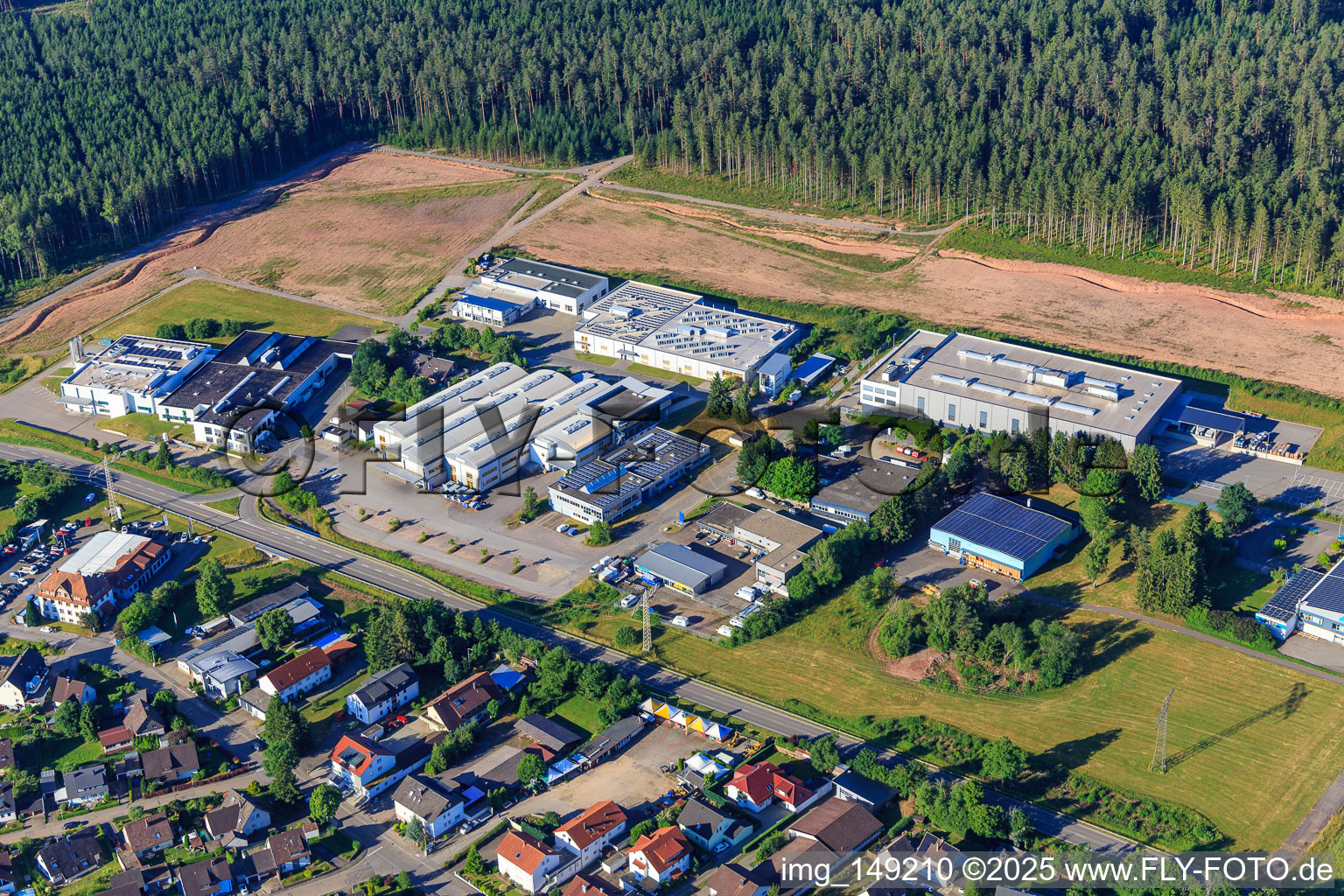 Vue aérienne de RÖMA Énergie et technologie du bâtiment, Weißer + Grießhaber GmbH, ASYS Tecton GmbH, Wiha Tools et à Mönchweiler dans le département Bade-Wurtemberg, Allemagne