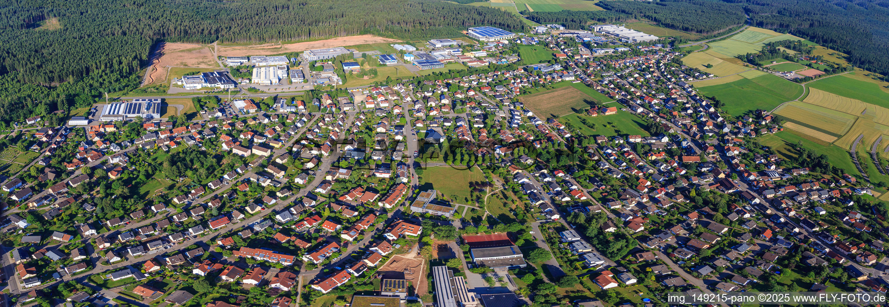 Vue aérienne de Vue de la ville depuis l'est à Mönchweiler dans le département Bade-Wurtemberg, Allemagne