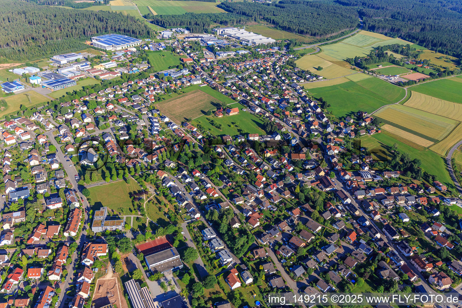 Vue aérienne de Vue de la ville depuis l'est à Mönchweiler dans le département Bade-Wurtemberg, Allemagne