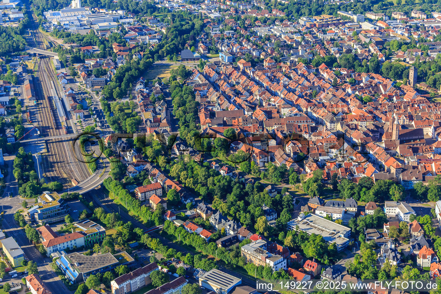 Vue aérienne de Station Villingen (Schwarzw) et centre-ville depuis le nord-est à le quartier Villingen in Villingen-Schwenningen dans le département Bade-Wurtemberg, Allemagne