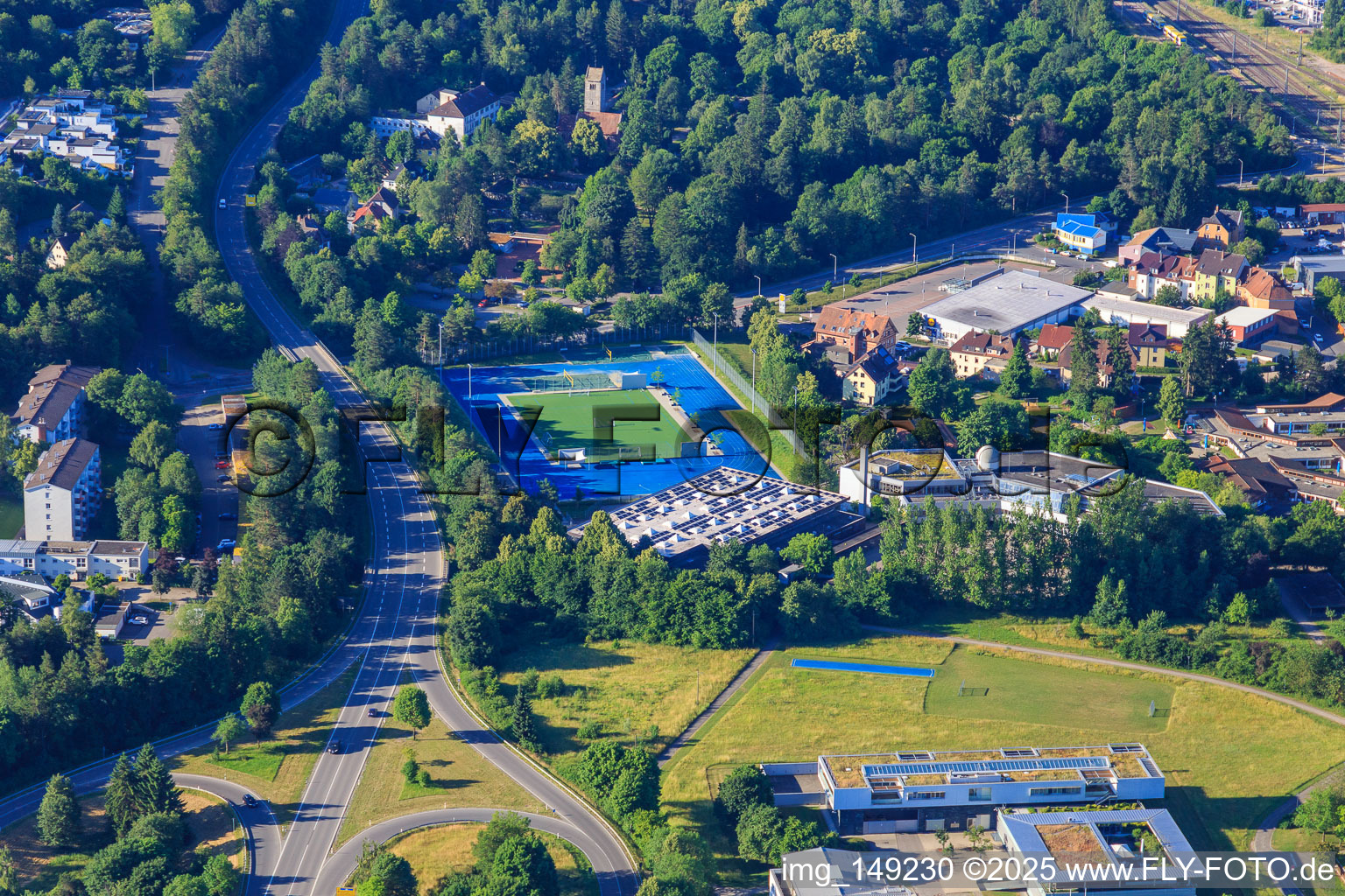 Vue aérienne de Terrain de sport et salle de télévision Villingen 1848 et le gymnase am Hoptbühl à le quartier Villingen in Villingen-Schwenningen dans le département Bade-Wurtemberg, Allemagne