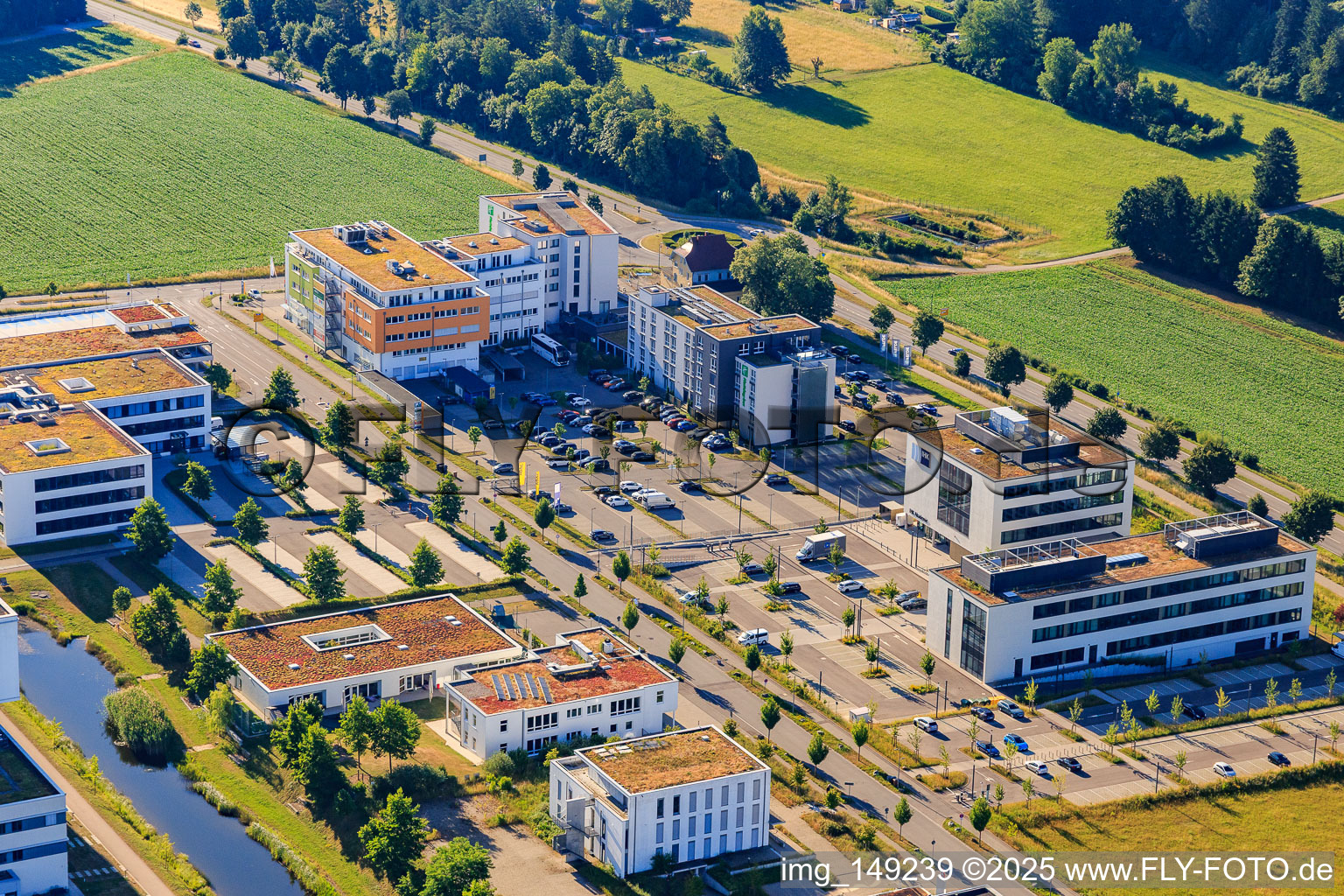 Vue aérienne de Chambre de commerce et d'industrie (IHK) et Académie IHK Schwarzwald-Baar-Heuberg, Holiday Inn Villingen - Schwenningen et Centre de santé et de services Villingen-Schwenningen à le quartier Villingen in Villingen-Schwenningen dans le département Bade-Wurtemberg, Allemagne