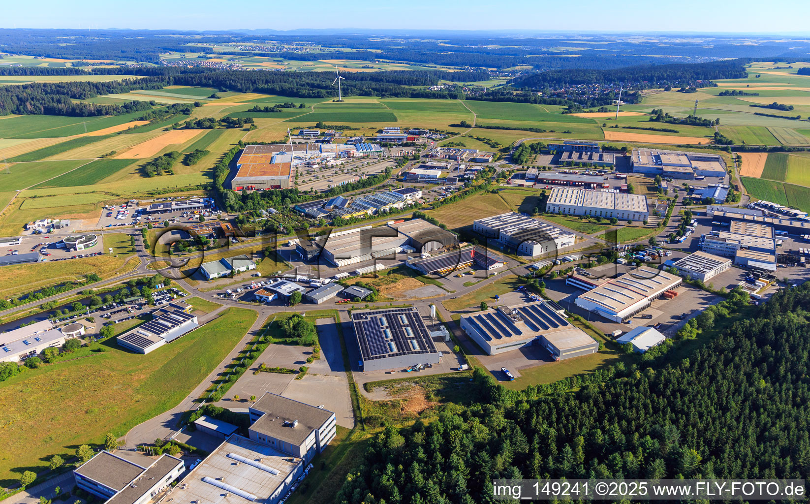 Vue aérienne de Zone industrielle Auf Herdenen avec l'Agence fédérale d'aide technique (THW), bureau régional Villingen-Schwenningen, Jopp Electronics GmbH, GRÄSSLIN SÜD GmbH et Kunststoff-Institut Südwest, Schwarzwald-Baar-Center, Emons Spedition GmbH & Co. KG, Druckzentrum Südwest, Presseservice- und Vertriebs GmbH à le quartier Weilersbach in Villingen-Schwenningen dans le département Bade-Wurtemberg, Allemagne