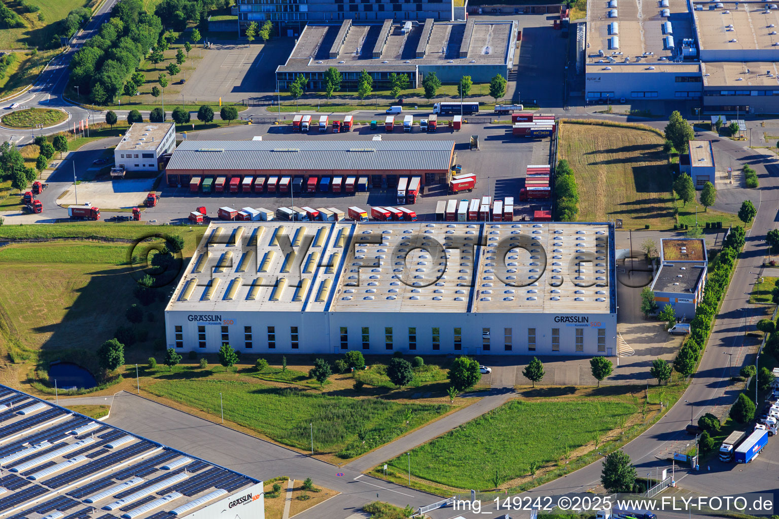 Vue aérienne de GRÄSSLIN SÜD GmbH et Kunststoff-Institut Südwest à le quartier Weilersbach in Villingen-Schwenningen dans le département Bade-Wurtemberg, Allemagne