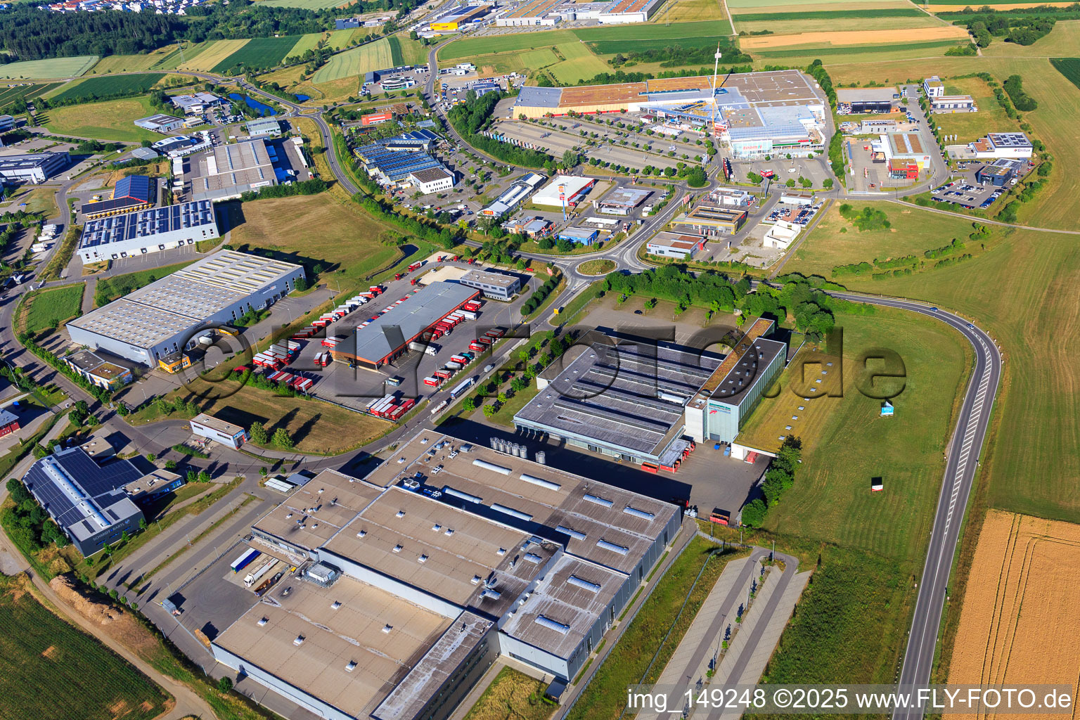 Vue aérienne de Zone industrielle Auf Herdenen avec Aptar Villingen GmbH, GRÄSSLIN SÜD GmbH et Kunststoff-Institut Südwest, Schwarzwald-Baar-Center, Emons Spedition GmbH & Co. KG, Druckzentrum Südwest, Presseservice- und Vertriebs GmbH à le quartier Weilersbach in Villingen-Schwenningen dans le département Bade-Wurtemberg, Allemagne