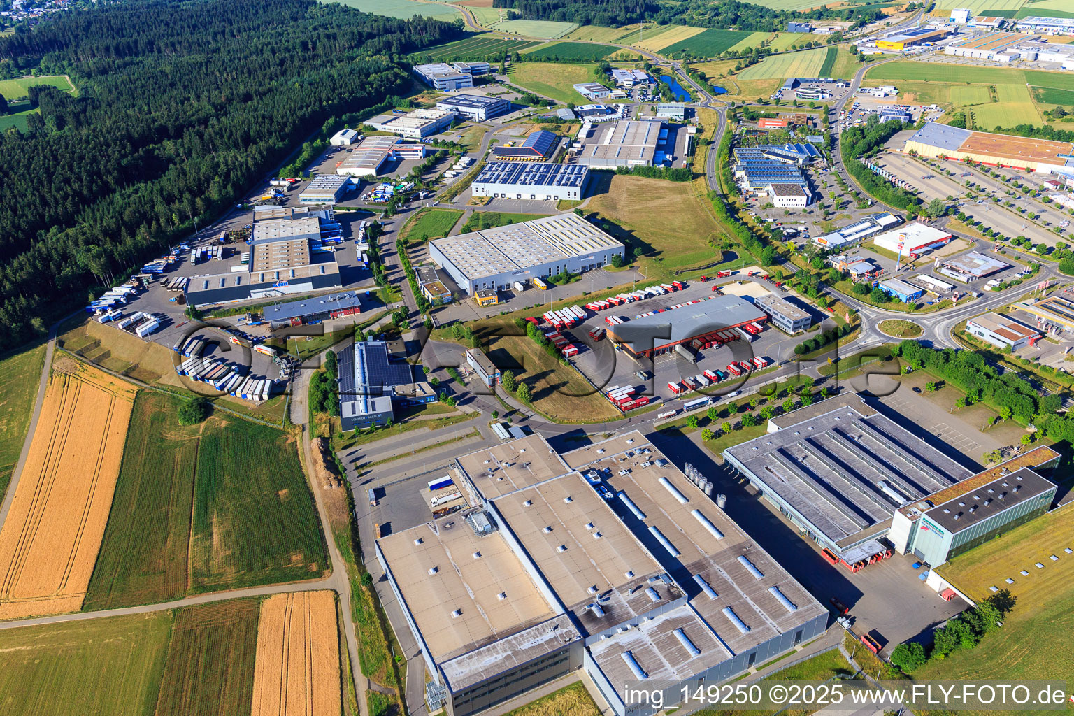 Vue aérienne de Zone industrielle Auf Herdenen avec l'Agence fédérale d'aide technique (THW), bureau régional Villingen-Schwenningen, Jopp Electronics GmbH, GRÄSSLIN SÜD GmbH et Kunststoff-Institut Südwest, Emons Spedition GmbH & Co. KG, Druckzentrum Südwest, Presseservice- und Vertriebs GmbH à le quartier Weilersbach in Villingen-Schwenningen dans le département Bade-Wurtemberg, Allemagne