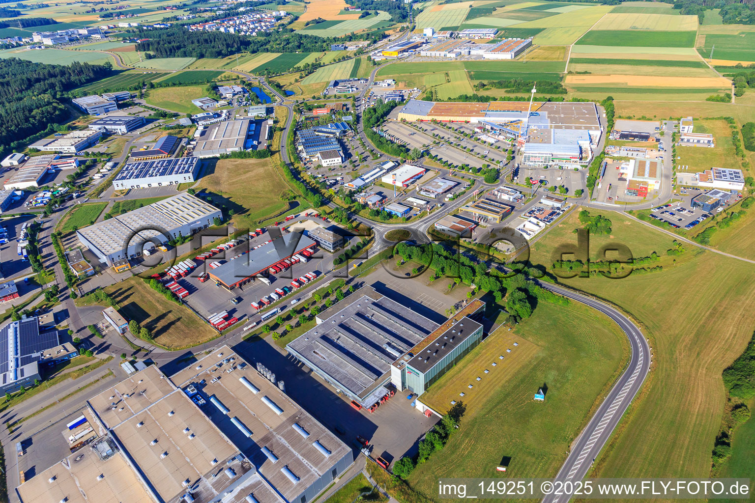 Vue aérienne de Zone industrielle Auf Herdenen avec Aptar Villingen GmbH, GRÄSSLIN SÜD GmbH et Kunststoff-Institut Südwest, Schwarzwald-Baar-Center, Emons Spedition GmbH & Co. KG, Druckzentrum Südwest, Presseservice- und Vertriebs GmbH à le quartier Weilersbach in Villingen-Schwenningen dans le département Bade-Wurtemberg, Allemagne