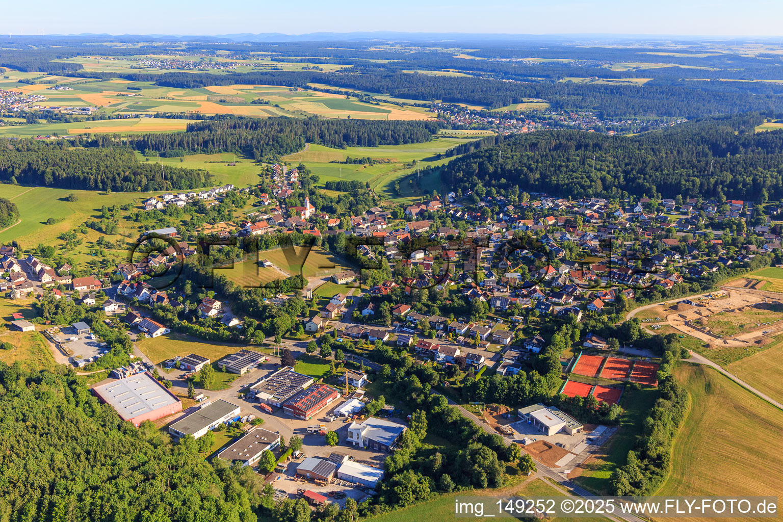 Vue aérienne de Vue du village depuis le sud à le quartier Weilersbach in Villingen-Schwenningen dans le département Bade-Wurtemberg, Allemagne