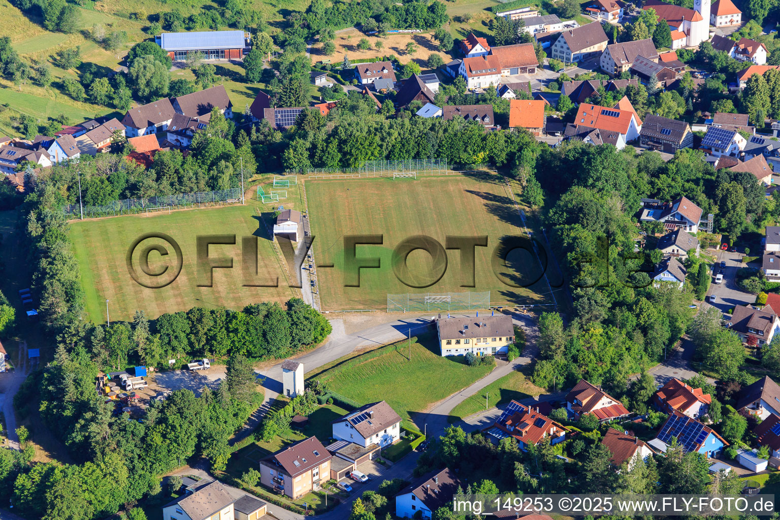 Vue aérienne de Terrains de sport du FC dans le village à le quartier Weilersbach in Villingen-Schwenningen dans le département Bade-Wurtemberg, Allemagne