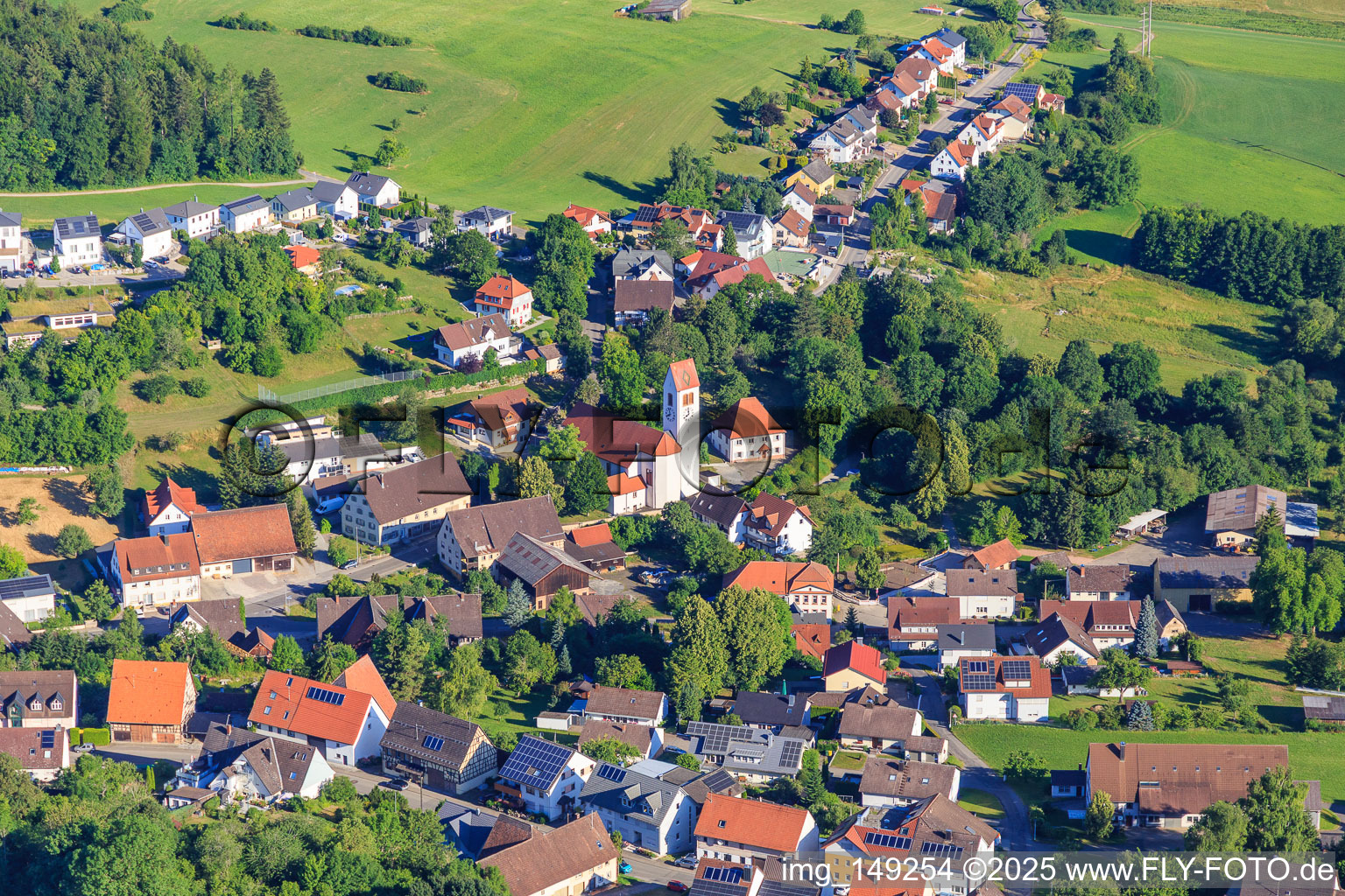 Vue aérienne de Église Saint-Hilaire et administration locale à le quartier Weilersbach in Villingen-Schwenningen dans le département Bade-Wurtemberg, Allemagne