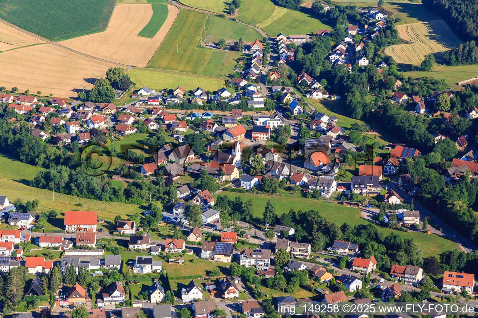 Vue aérienne de Centre du village avec l'église Saint-Otmar à le quartier Kappel in Niedereschach dans le département Bade-Wurtemberg, Allemagne