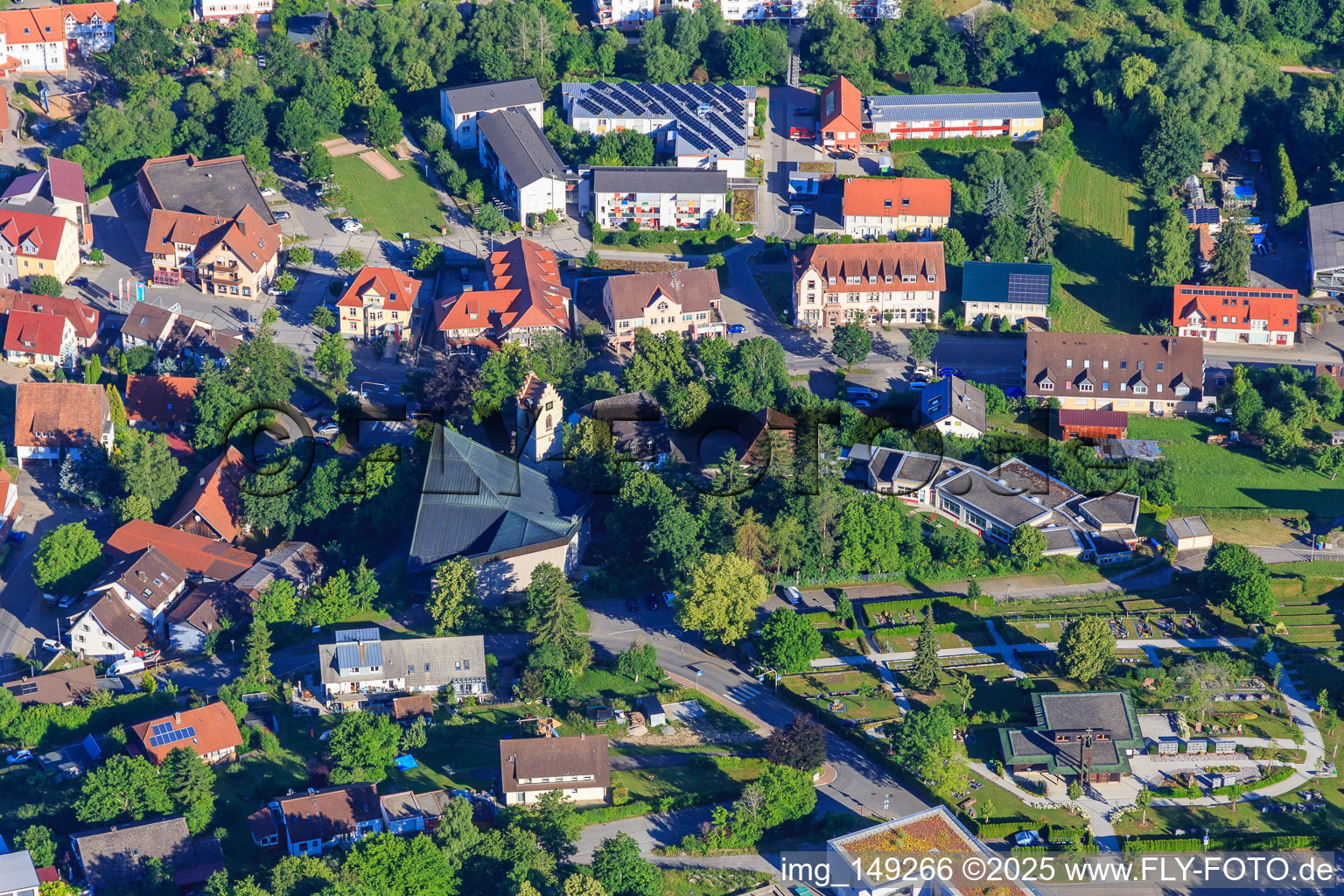 Vue aérienne de Cimetière et église de Saint-Maurice et Sainte-Catherine à Niedereschach dans le département Bade-Wurtemberg, Allemagne