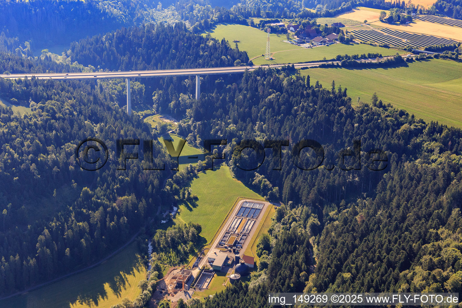 Vue aérienne de Pont autoroutier de l'A81 sur l'Eschachtal avec station d'épuration centrale à le quartier Horgen in Zimmern ob Rottweil dans le département Bade-Wurtemberg, Allemagne