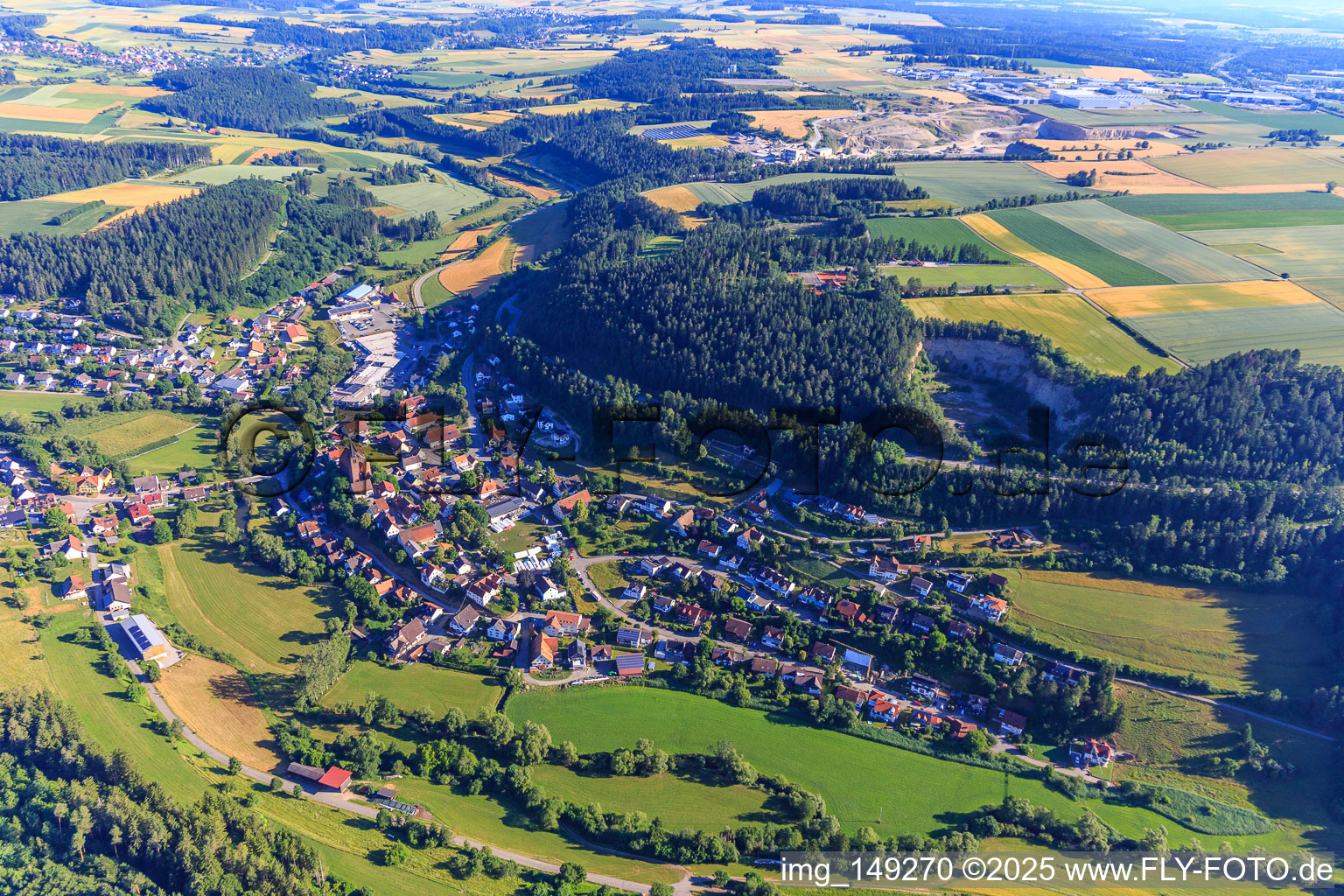 Vue aérienne de Vue du village depuis le sud à le quartier Horgen in Zimmern ob Rottweil dans le département Bade-Wurtemberg, Allemagne