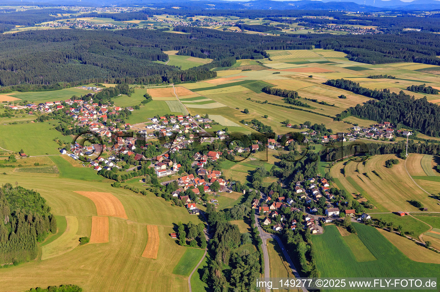 Vue aérienne de Vue du village depuis le sud-est à le quartier Flözlingen in Zimmern ob Rottweil dans le département Bade-Wurtemberg, Allemagne