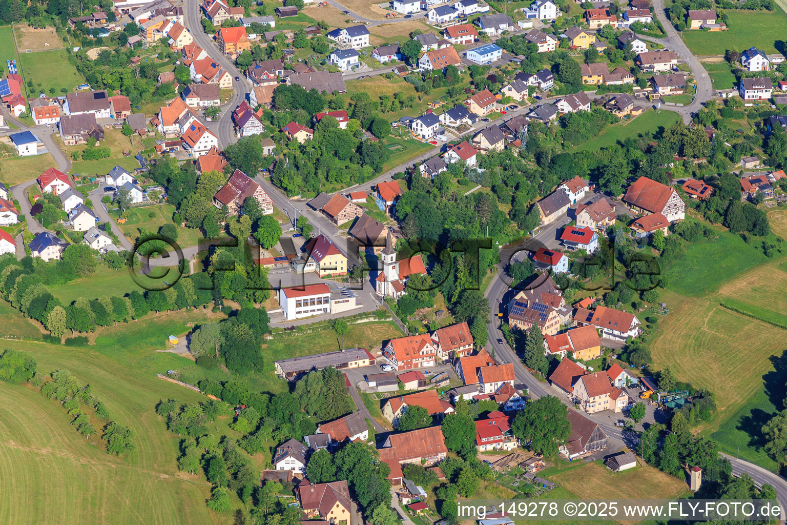 Vue aérienne de Église et gymnase à le quartier Flözlingen in Zimmern ob Rottweil dans le département Bade-Wurtemberg, Allemagne