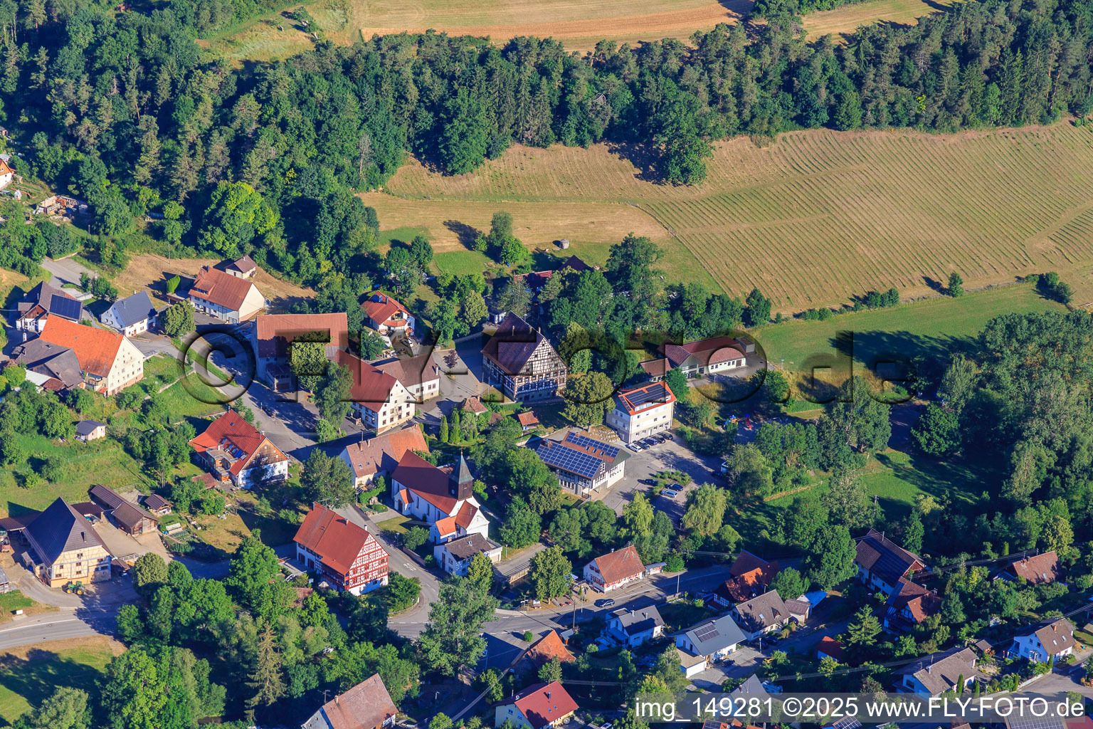 Vue aérienne de Rathausgasse avec l'hôtel de ville à colombages et l'église Saint-Léger à le quartier Stetten in Zimmern ob Rottweil dans le département Bade-Wurtemberg, Allemagne