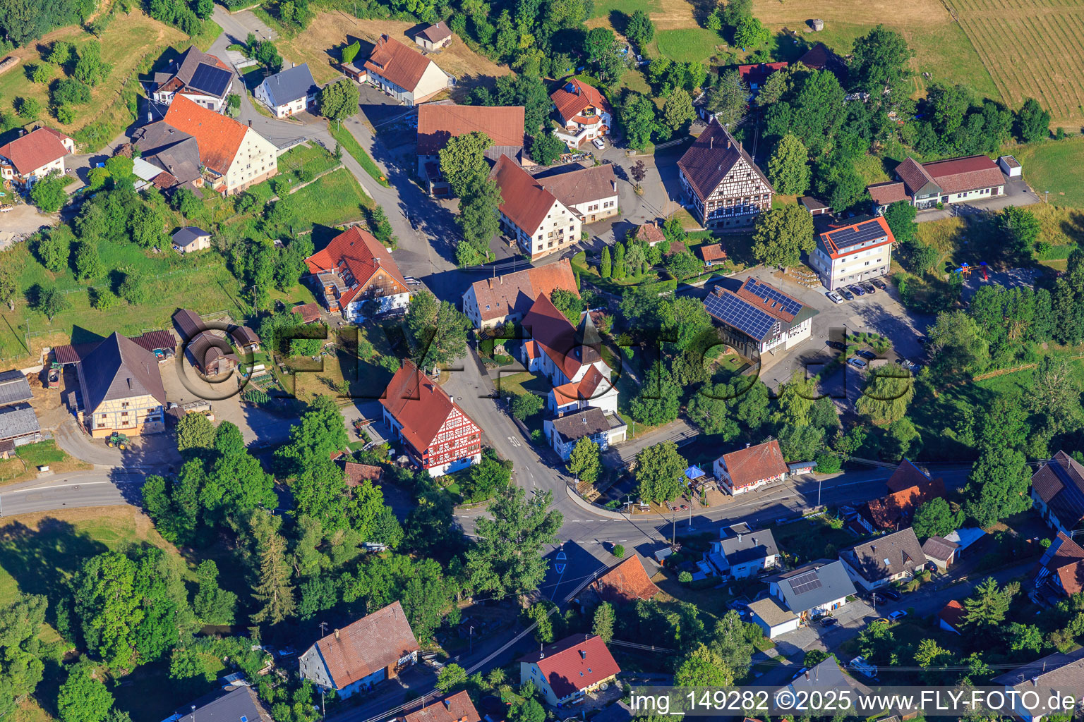 Vue aérienne de Rathausgasse avec l'hôtel de ville à colombages et l'église Saint-Léger à le quartier Stetten in Zimmern ob Rottweil dans le département Bade-Wurtemberg, Allemagne