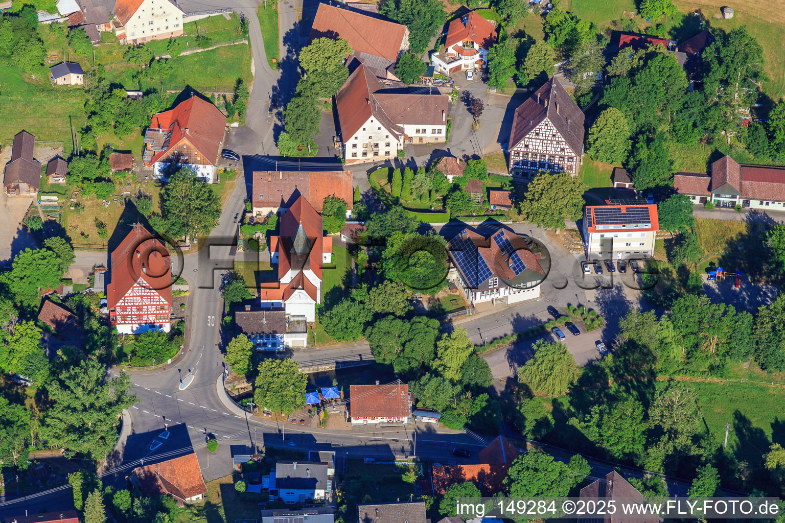 Photographie aérienne de Rathausgasse avec l'hôtel de ville à colombages et l'église Saint-Léger à le quartier Stetten in Zimmern ob Rottweil dans le département Bade-Wurtemberg, Allemagne