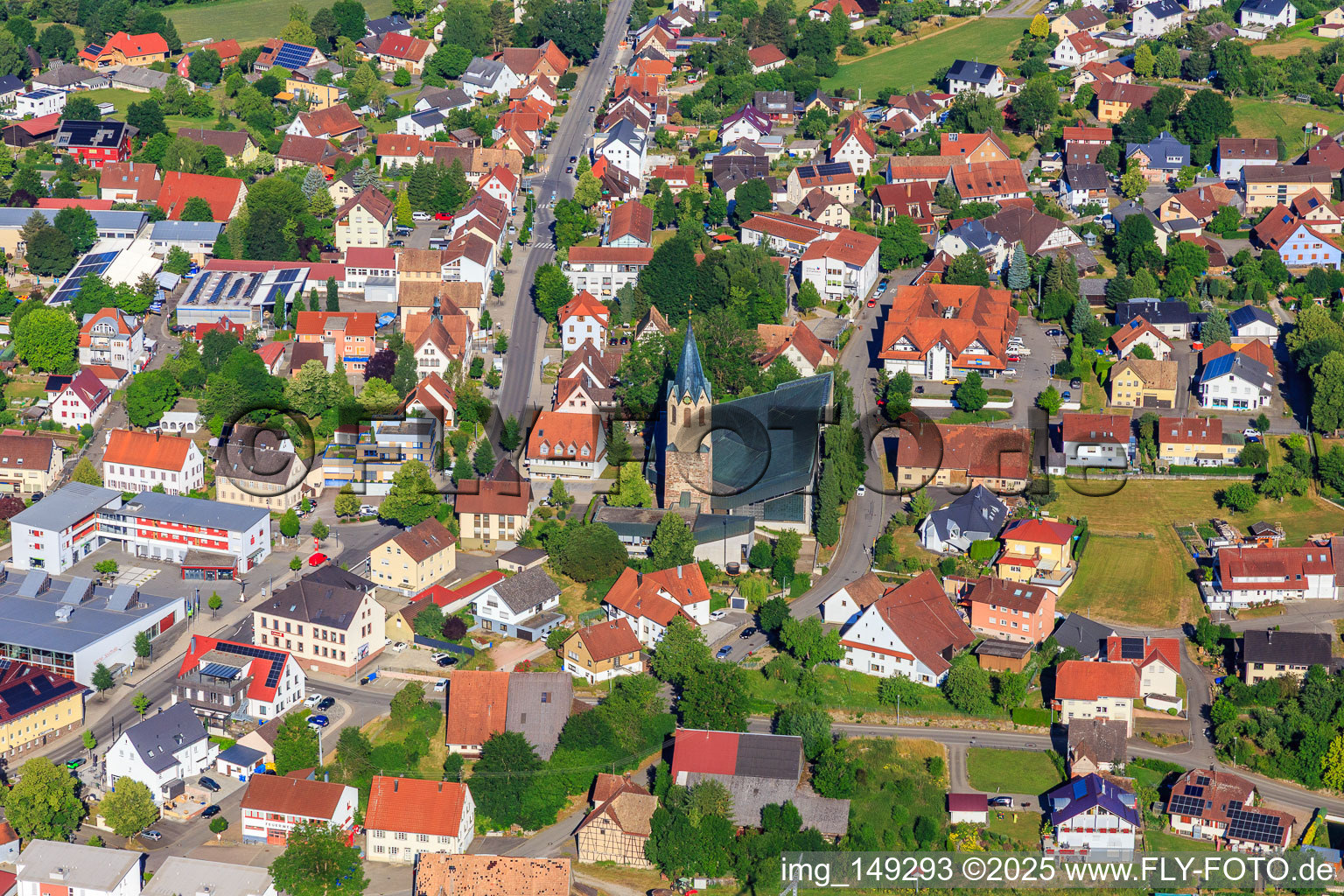 Vue aérienne de Centre-ville avec l'église Saint-Martin, la salle de sport Wehle et la Volksbank Schwarzwald-Donau-Neckar eG à Dunningen dans le département Bade-Wurtemberg, Allemagne