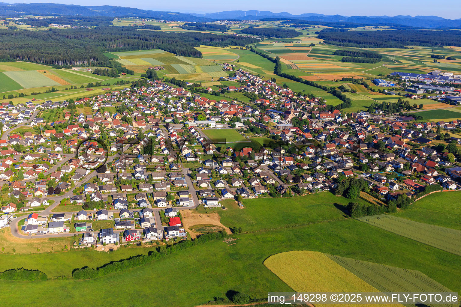 Vue aérienne de Vue de la ville depuis l'est à le quartier Seedorf in Dunningen dans le département Bade-Wurtemberg, Allemagne