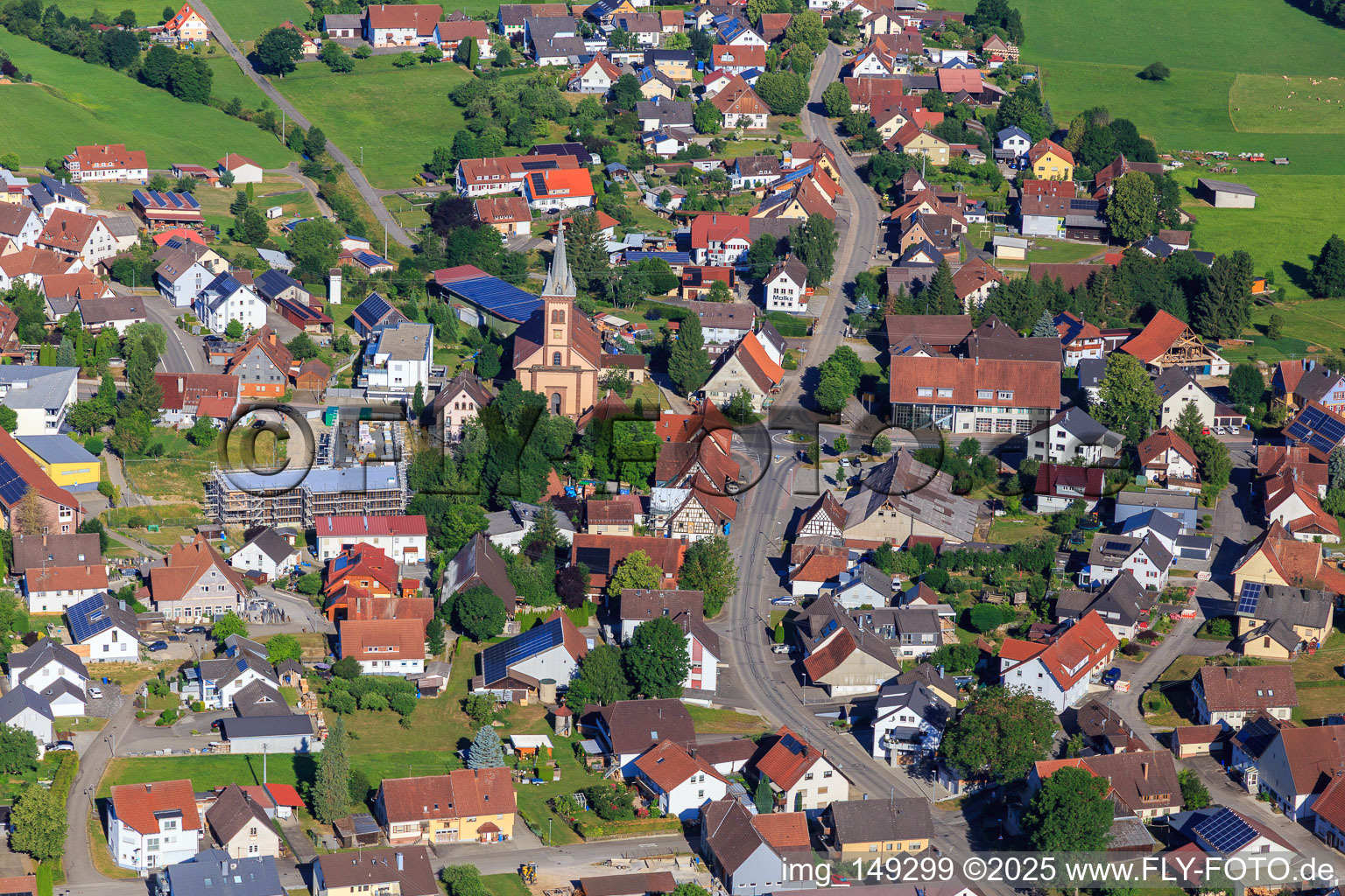 Vue aérienne de Église catholique Saint-Georges et Heim Baustoffe GmbH à le quartier Seedorf in Dunningen dans le département Bade-Wurtemberg, Allemagne