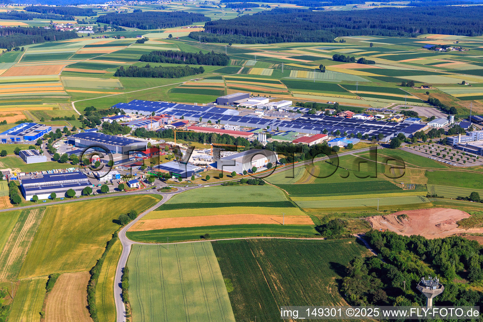 Vue aérienne de Zone industrielle d'Im Moos avec Fahrner Logistics, Beton-Fertigteil-Union GmbH & Co. KG et WUSTEC GmbH & Co. KG à le quartier Waldmössingen in Schramberg dans le département Bade-Wurtemberg, Allemagne
