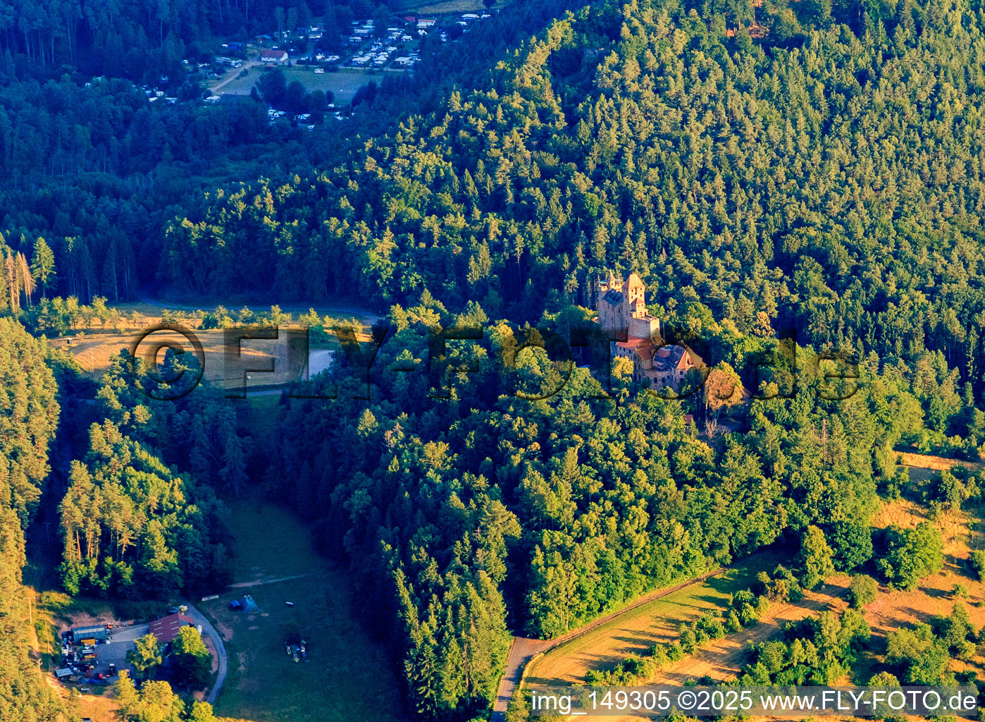 Image drone de Château de Berwartstein à Erlenbach bei Dahn dans le département Rhénanie-Palatinat, Allemagne