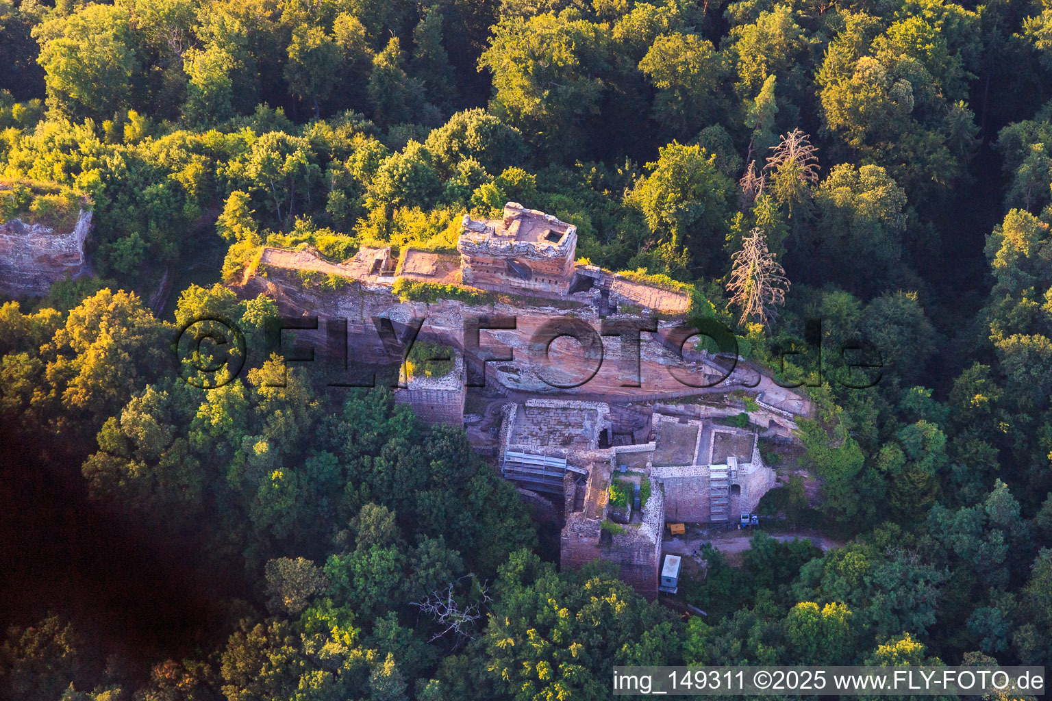 Vue d'oiseau de Ruines du château de Drachenfels à Busenberg dans le département Rhénanie-Palatinat, Allemagne