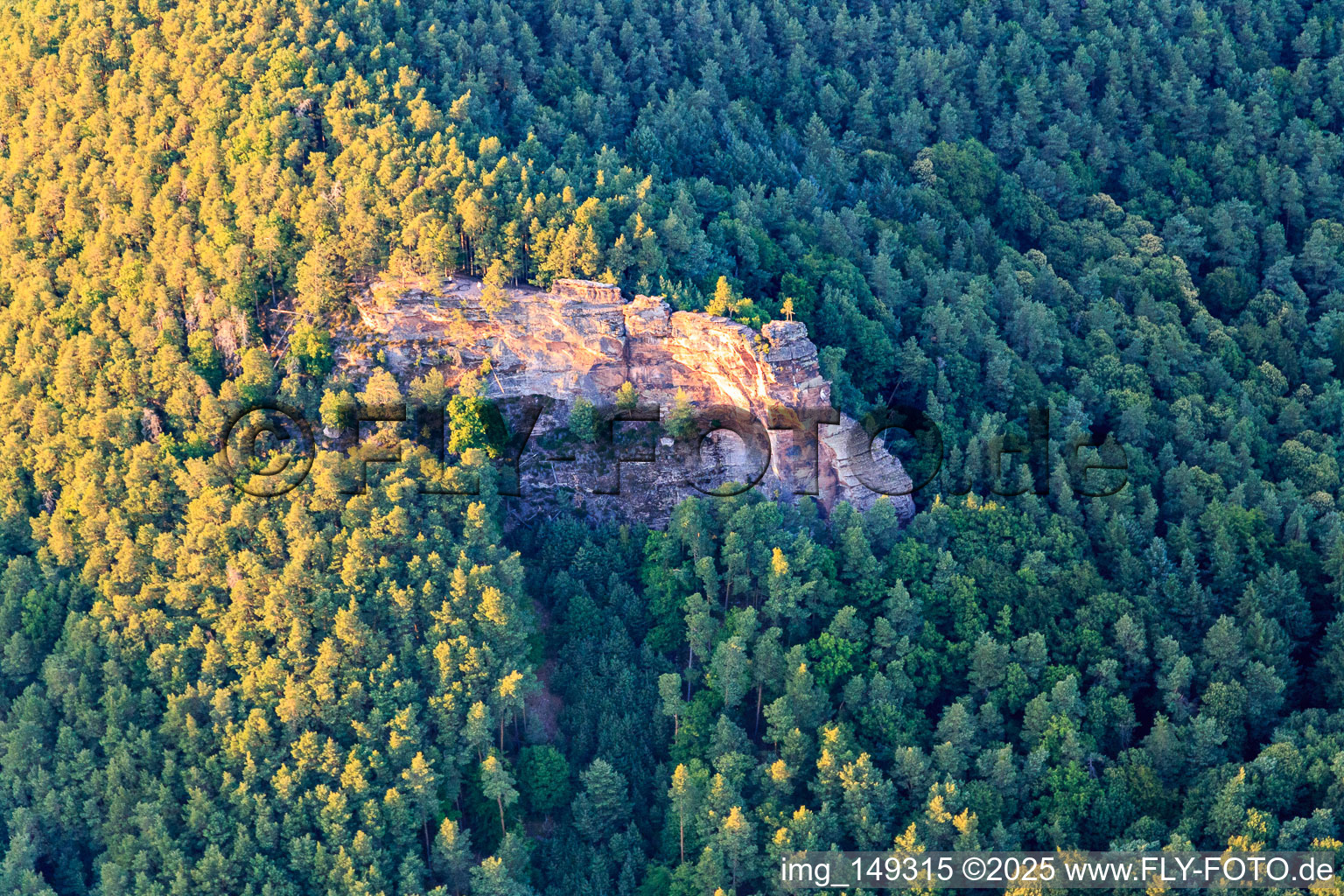 Enregistrement par drone de Ruines du château de Drachenfels à Busenberg dans le département Rhénanie-Palatinat, Allemagne