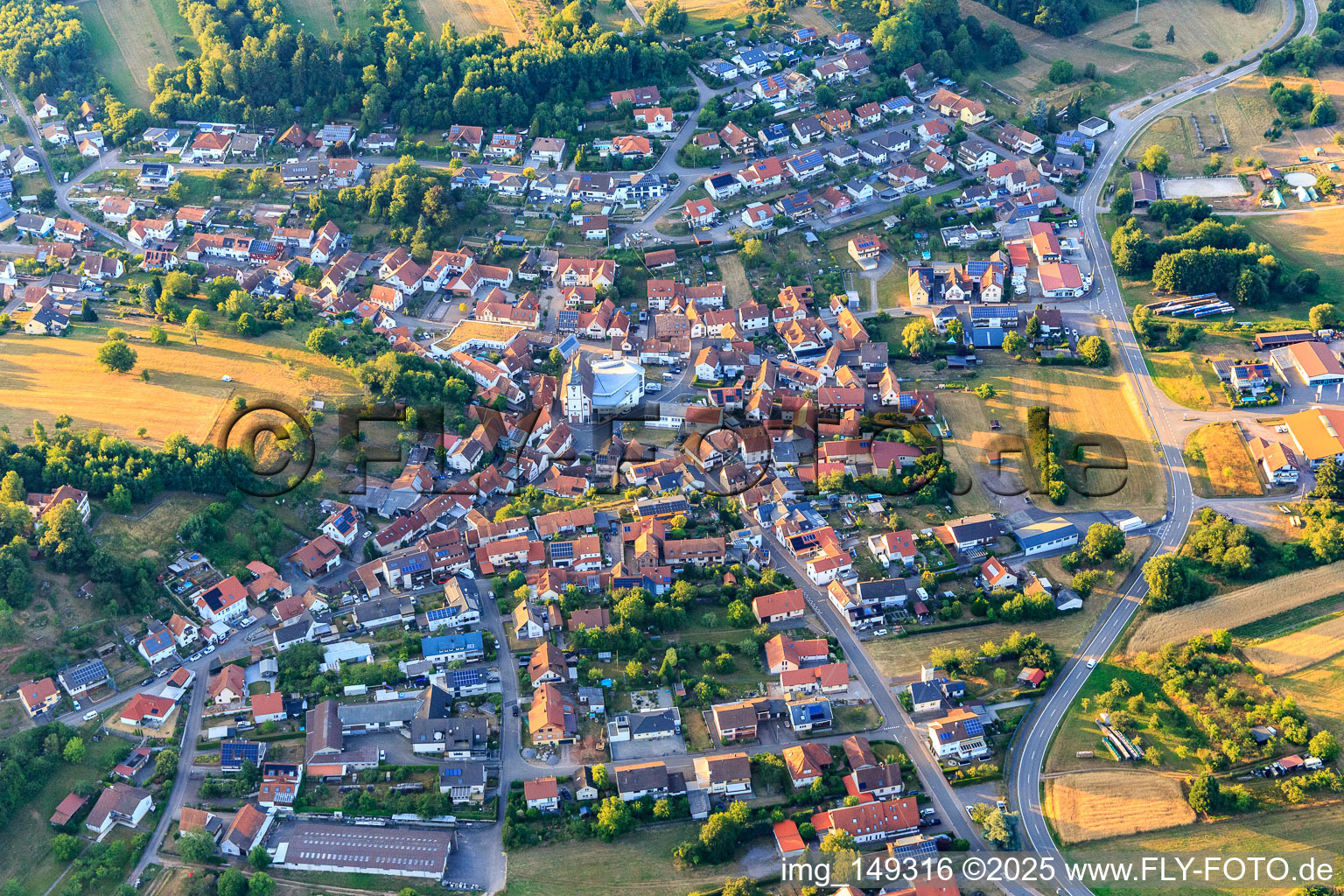 Vue aérienne de Vue de la ville depuis le sud à le quartier Gossersweiler in Gossersweiler-Stein dans le département Rhénanie-Palatinat, Allemagne
