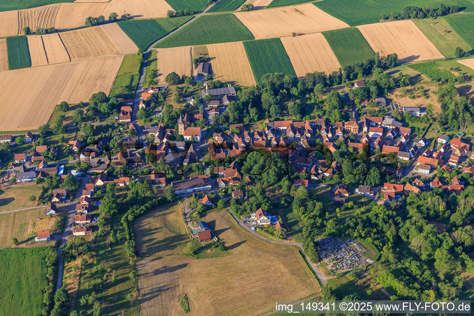 Vue aérienne de Vue de la ville depuis l'ouest à Drachenbronn-Birlenbach dans le département Bas Rhin, France