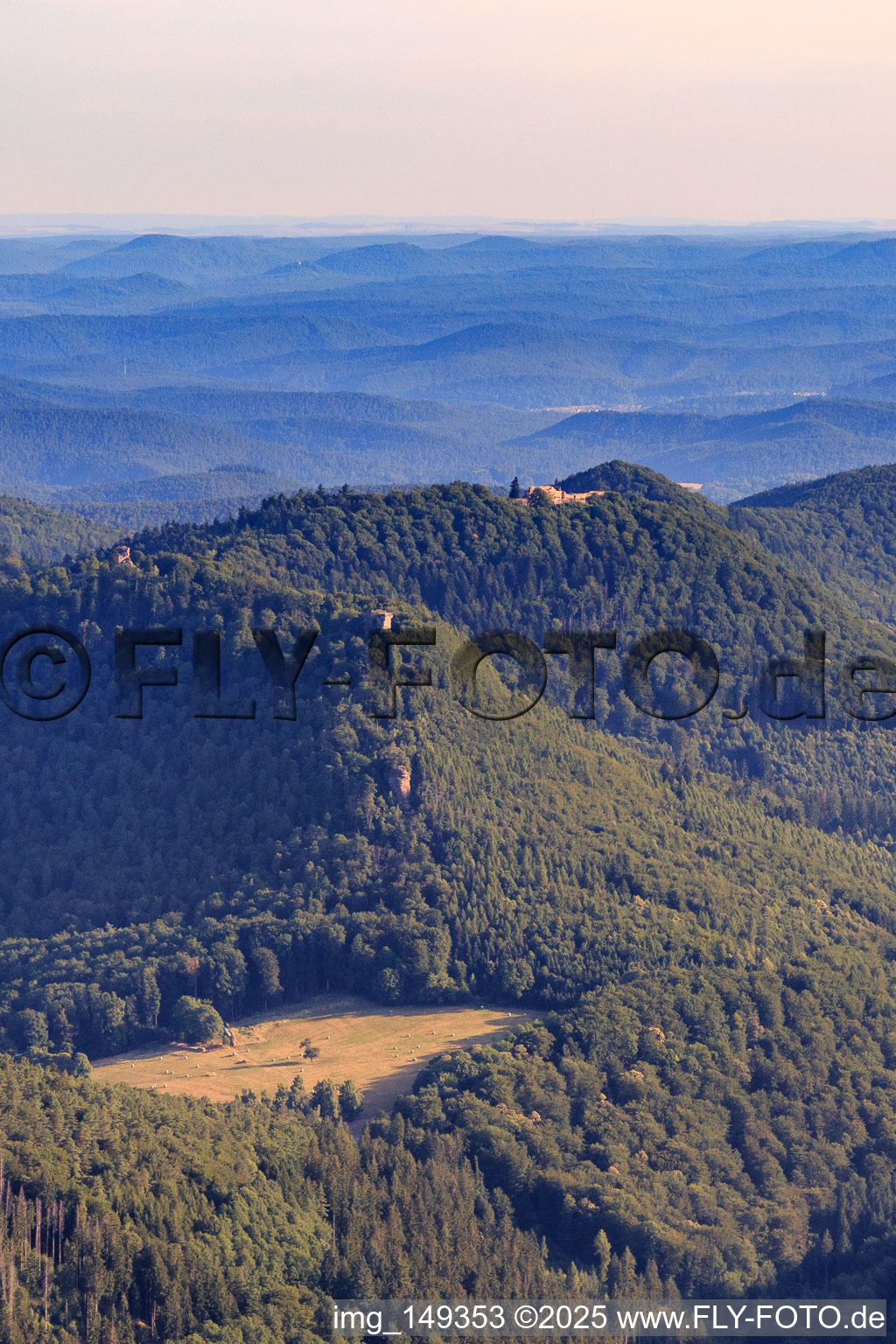 Vue aérienne de Wegelnburg, Château de Lœwenstein et Château de Hohenbourg à Lembach dans le département Bas Rhin, France