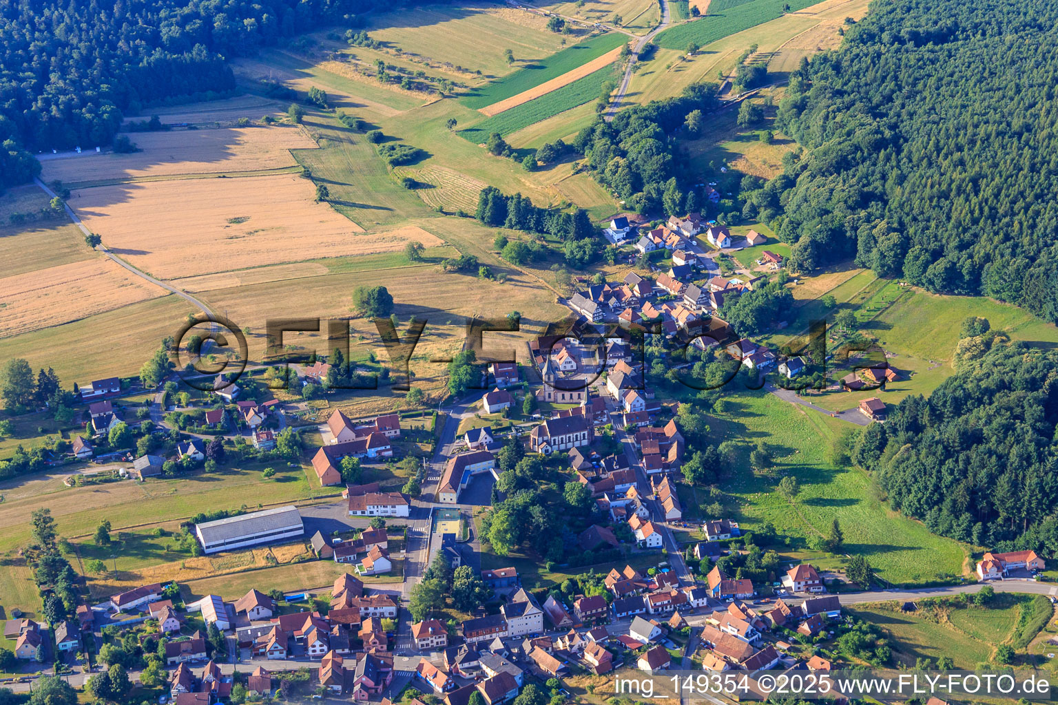Vue aérienne de Vue du village depuis le nord à Climbach dans le département Bas Rhin, France