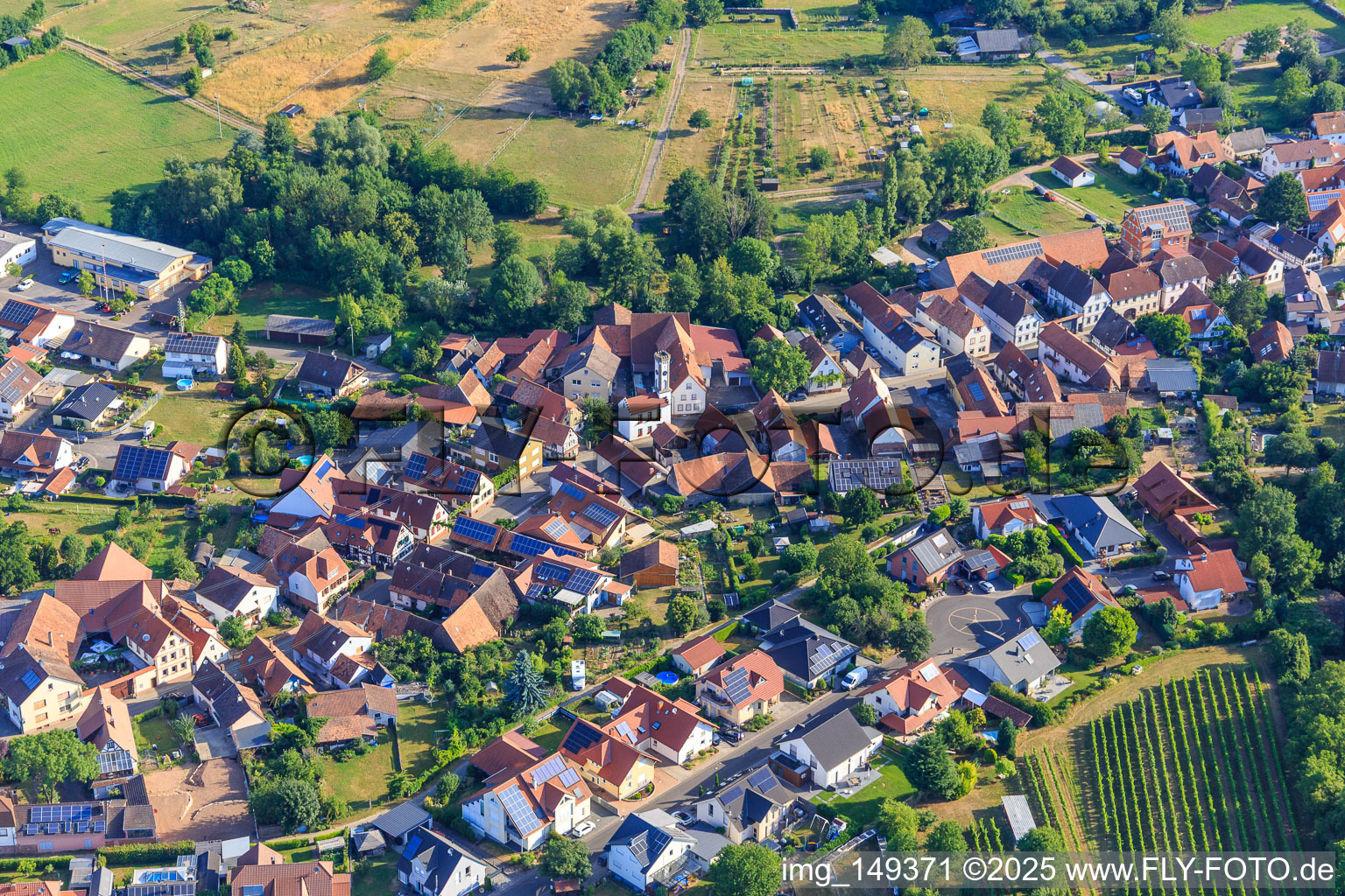 Vue aérienne de Vue du village depuis le sud avec la tour à Oberhausen dans le département Rhénanie-Palatinat, Allemagne