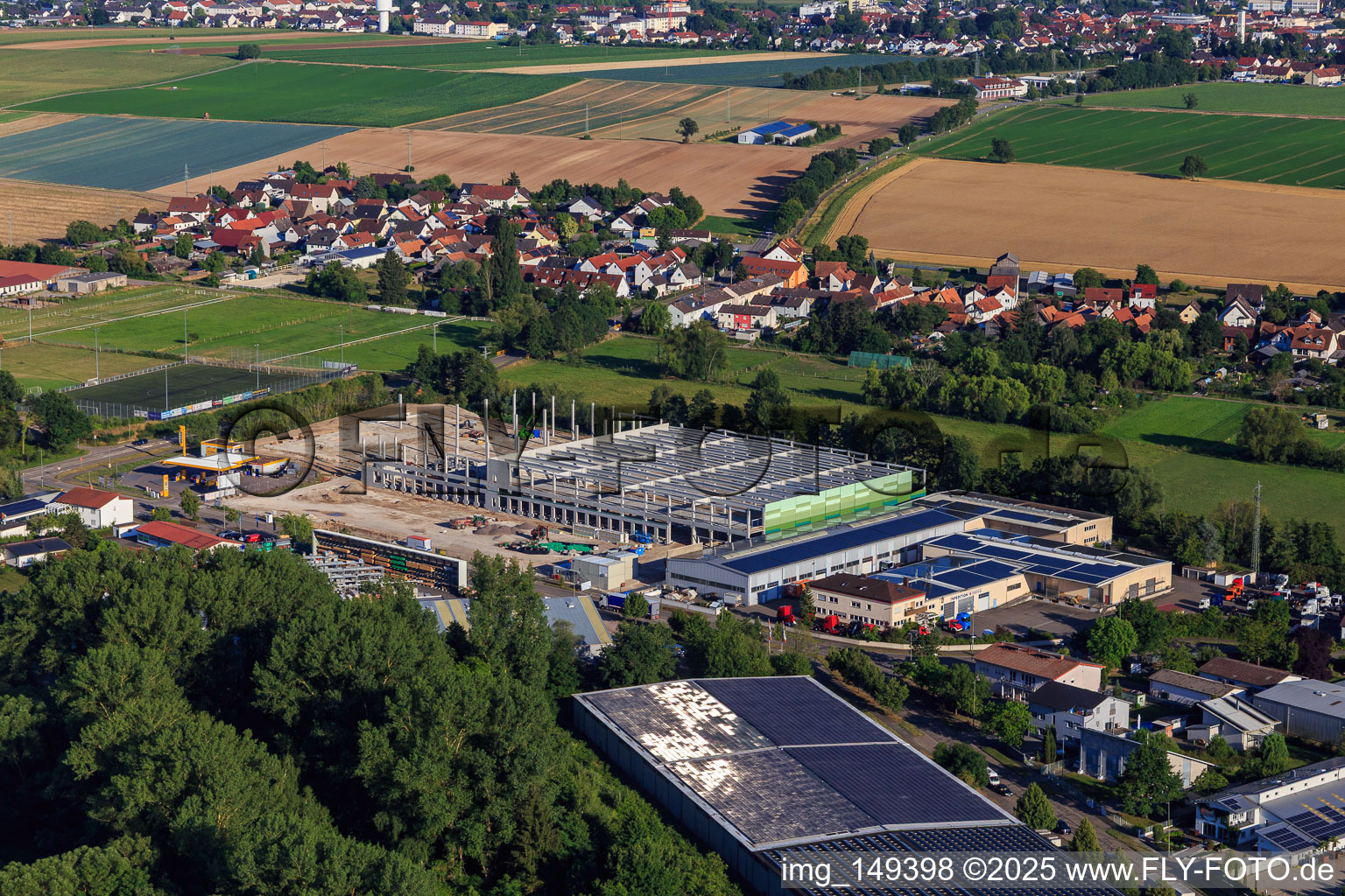 Vue oblique de Chantier de construction du nouveau parc logistique de HANSAINVEST et DFI-Real-Estate Kandel après la démolition du marché OBI à le quartier Minderslachen in Kandel dans le département Rhénanie-Palatinat, Allemagne