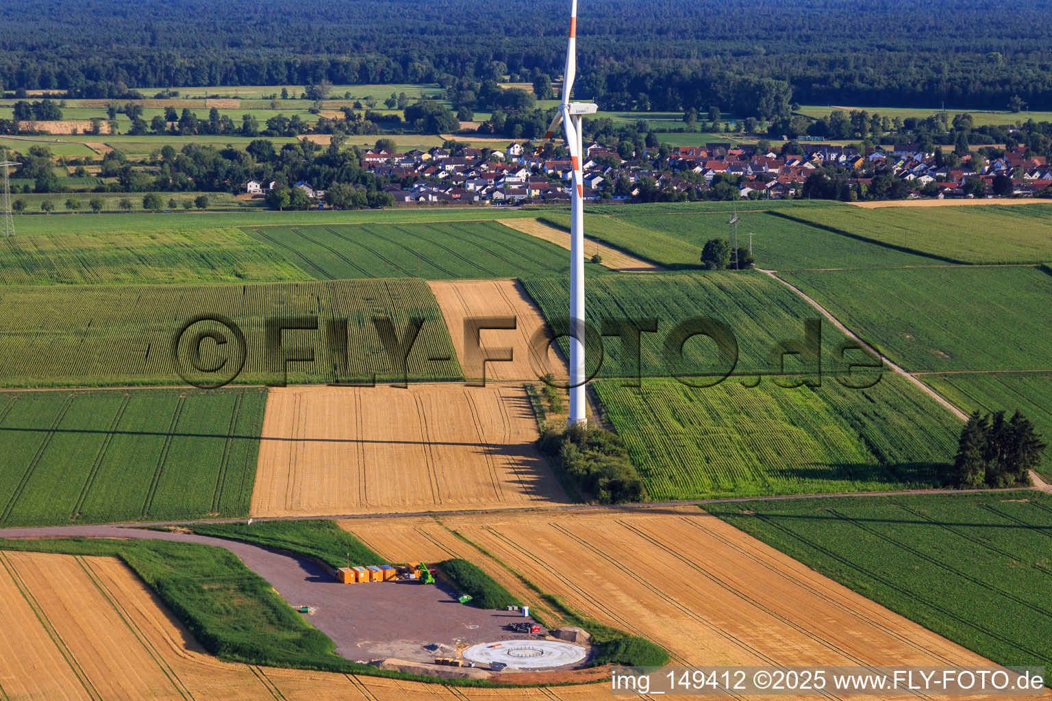Photographie aérienne de Modernisation du parc éolien Minfeld. JUWI remplace quatre anciennes turbines (GE 1.5) de 2004 par deux nouvelles turbines Vestas V162 modernes, chacune d'une puissance de six mégawatts. à Minfeld dans le département Rhénanie-Palatinat, Allemagne
