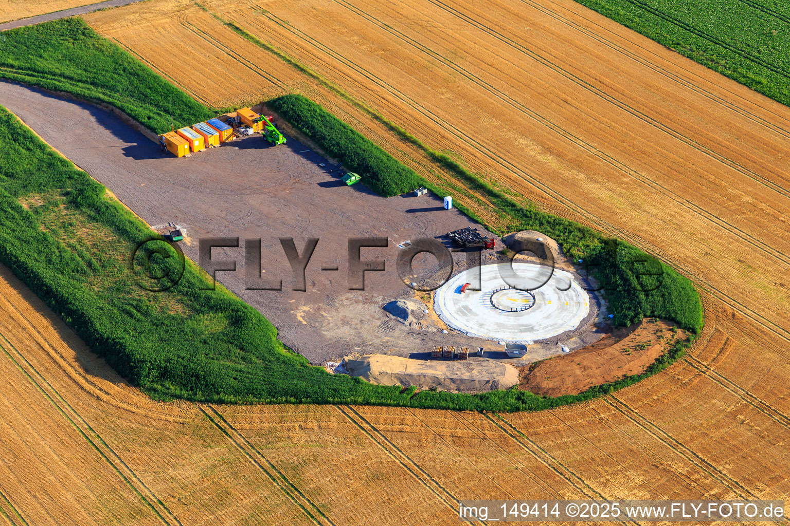 Vue oblique de Modernisation du parc éolien Minfeld. JUWI remplace quatre anciennes turbines (GE 1.5) de 2004 par deux nouvelles turbines Vestas V162 modernes, chacune d'une puissance de six mégawatts. à Minfeld dans le département Rhénanie-Palatinat, Allemagne