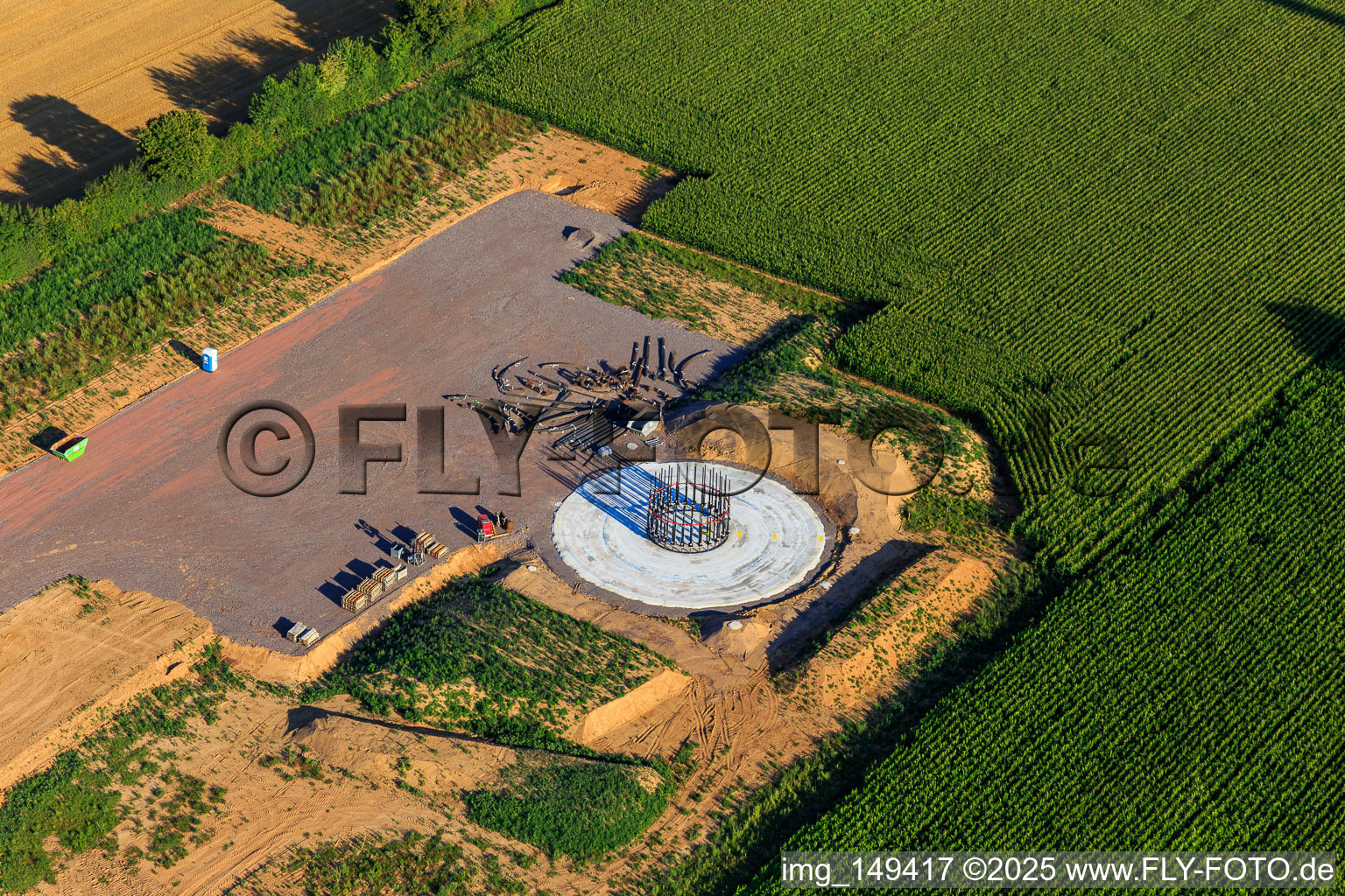 Modernisation du parc éolien Minfeld. JUWI remplace quatre anciennes turbines (GE 1.5) de 2004 par deux nouvelles turbines Vestas V162 modernes, chacune d'une puissance de six mégawatts. à Minfeld dans le département Rhénanie-Palatinat, Allemagne d'en haut