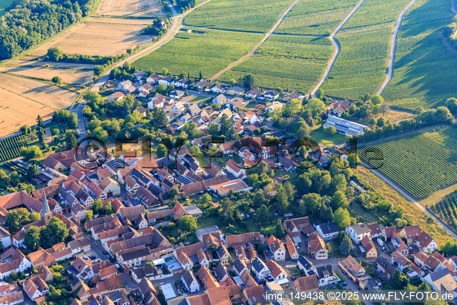 Vue aérienne de Ville viticole du nord-est à le quartier Heuchelheim in Heuchelheim-Klingen dans le département Rhénanie-Palatinat, Allemagne