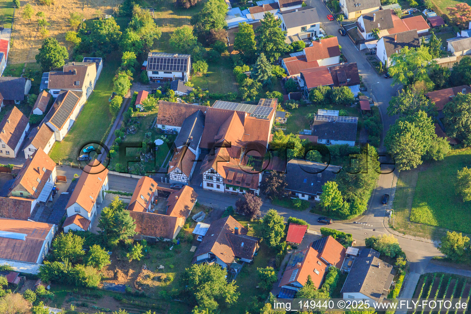 Cave et bar à vin Vogler à le quartier Heuchelheim in Heuchelheim-Klingen dans le département Rhénanie-Palatinat, Allemagne depuis l'avion