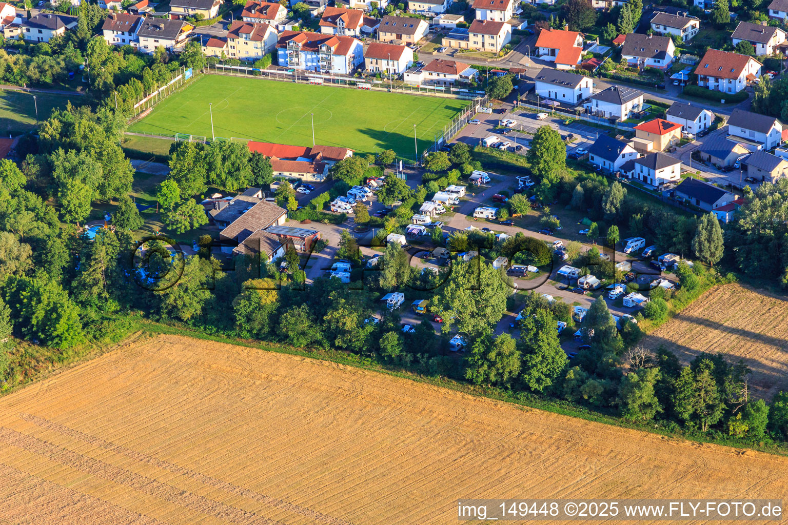 Vue d'oiseau de Camping dans le Klingbachtal à le quartier Klingen in Heuchelheim-Klingen dans le département Rhénanie-Palatinat, Allemagne