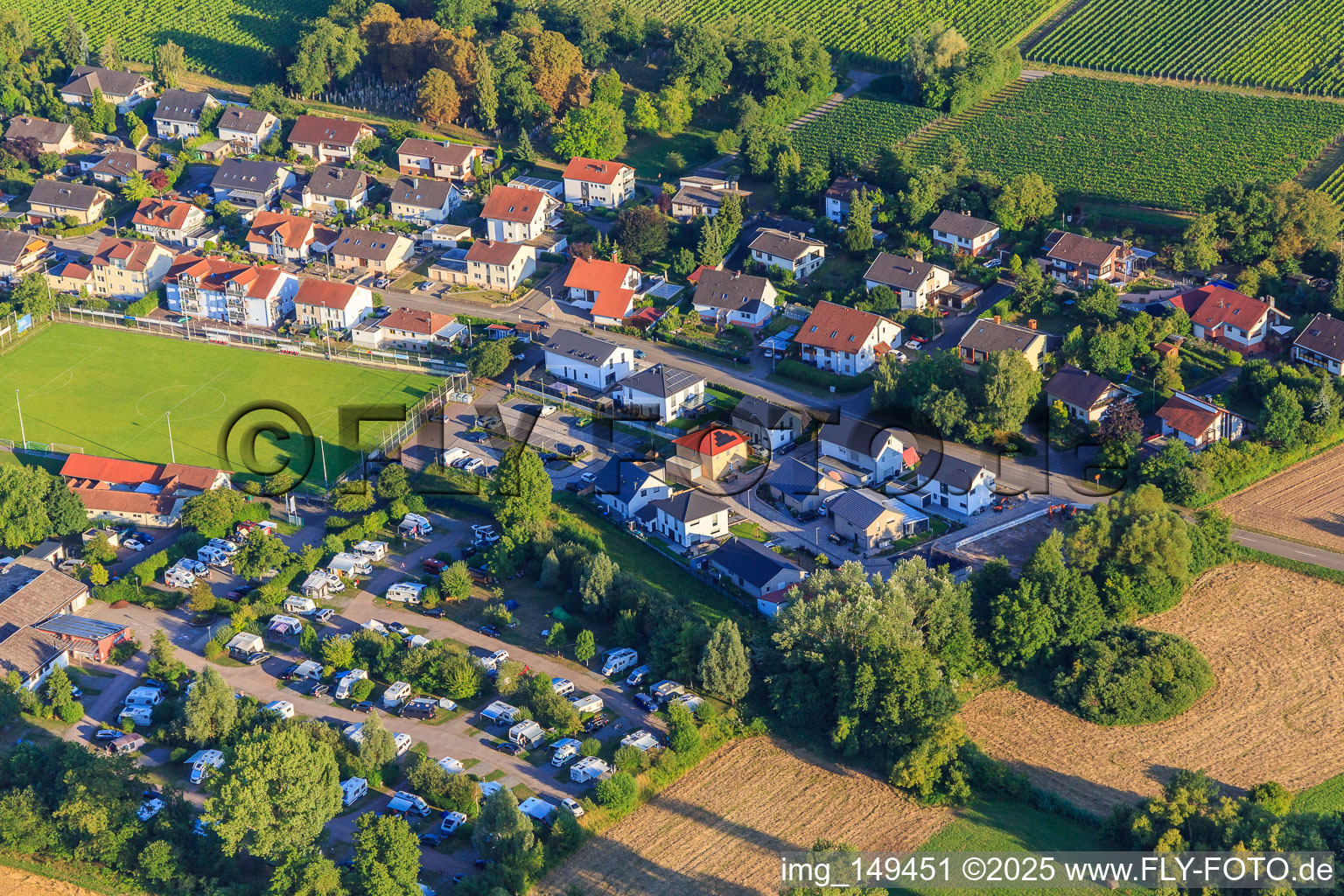 Camping dans le Klingbachtal à le quartier Klingen in Heuchelheim-Klingen dans le département Rhénanie-Palatinat, Allemagne vue du ciel